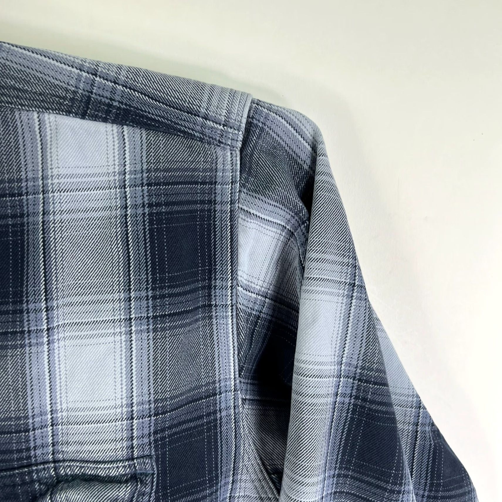 Carhartt VINTAGE Carhartt Plaid Long Sleeve Button-Up Shirt Mens Size L Blue Distressed 90s Outdoor Size US L / EU 52-54 / 3 - 2 Thumbnail