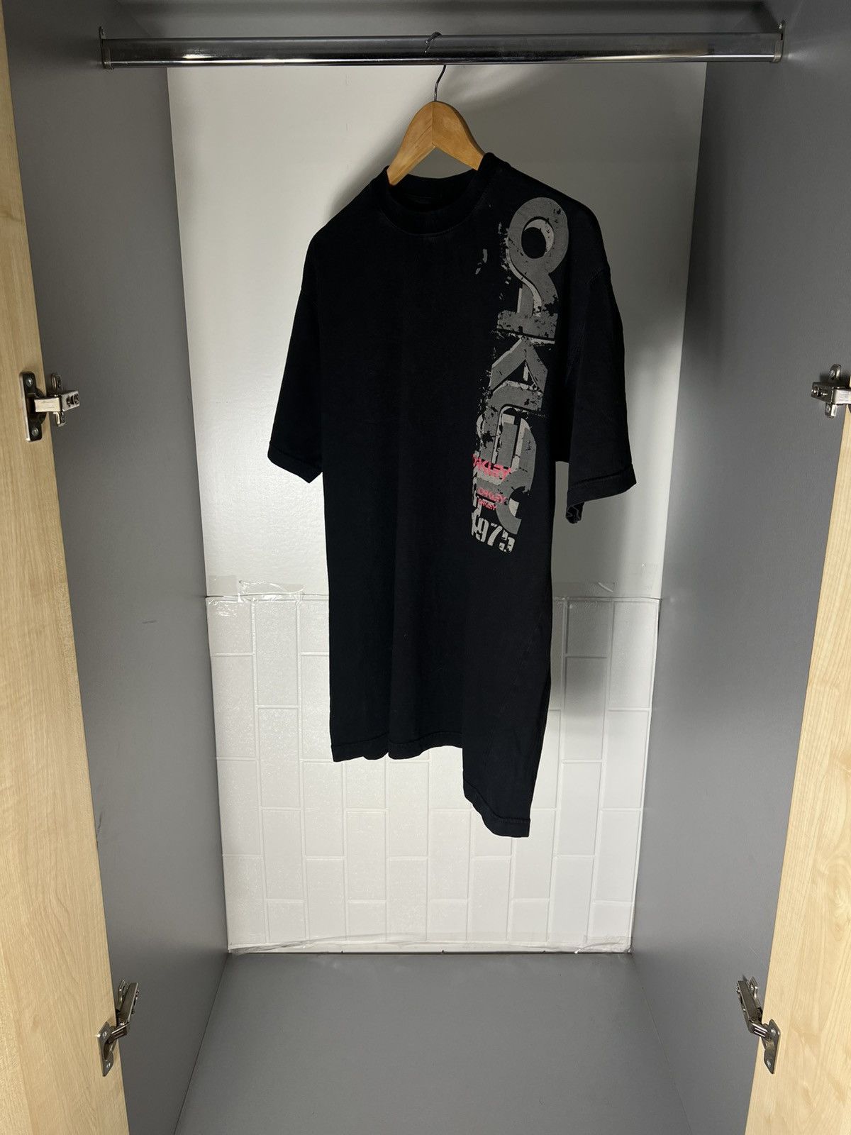 Oakley VINTAGE OAKLEY ART DESIGNER SURF T-SHIRT RETRO SK8 Y2K 90s Size US XL / EU 56 / 4 - 9 Thumbnail