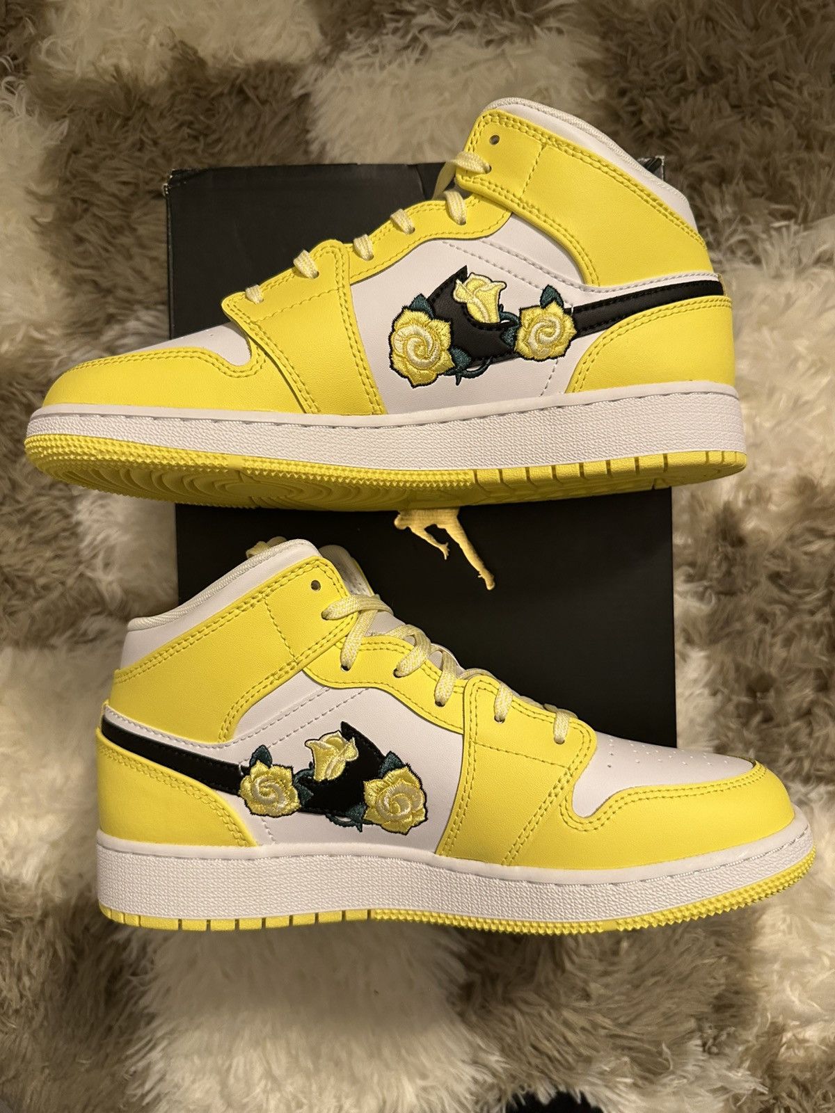 Jordan Brand Jordan 1 mid se 5.5y dynamic yellow floral Size US 5.5 / EU 38 - 2 Thumbnail