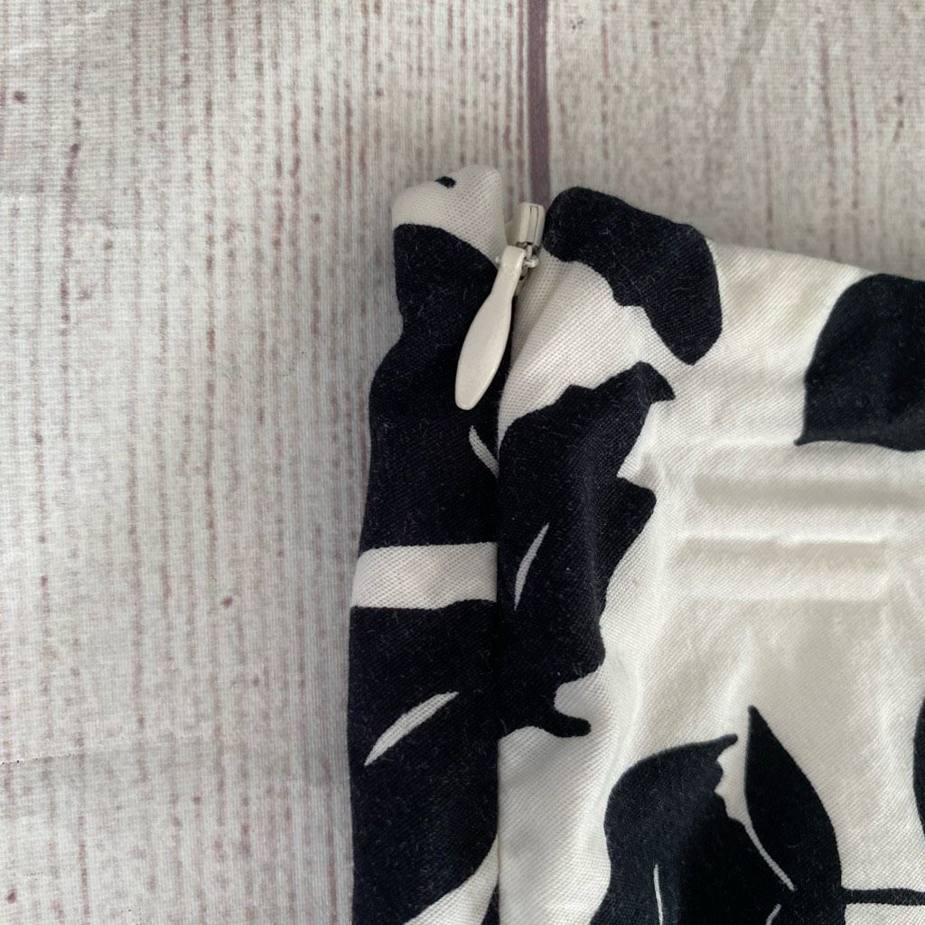 White House Black Market White House black market women S leaf print black & white sk Size 27" / US 4 / IT 40 - 6 Thumbnail