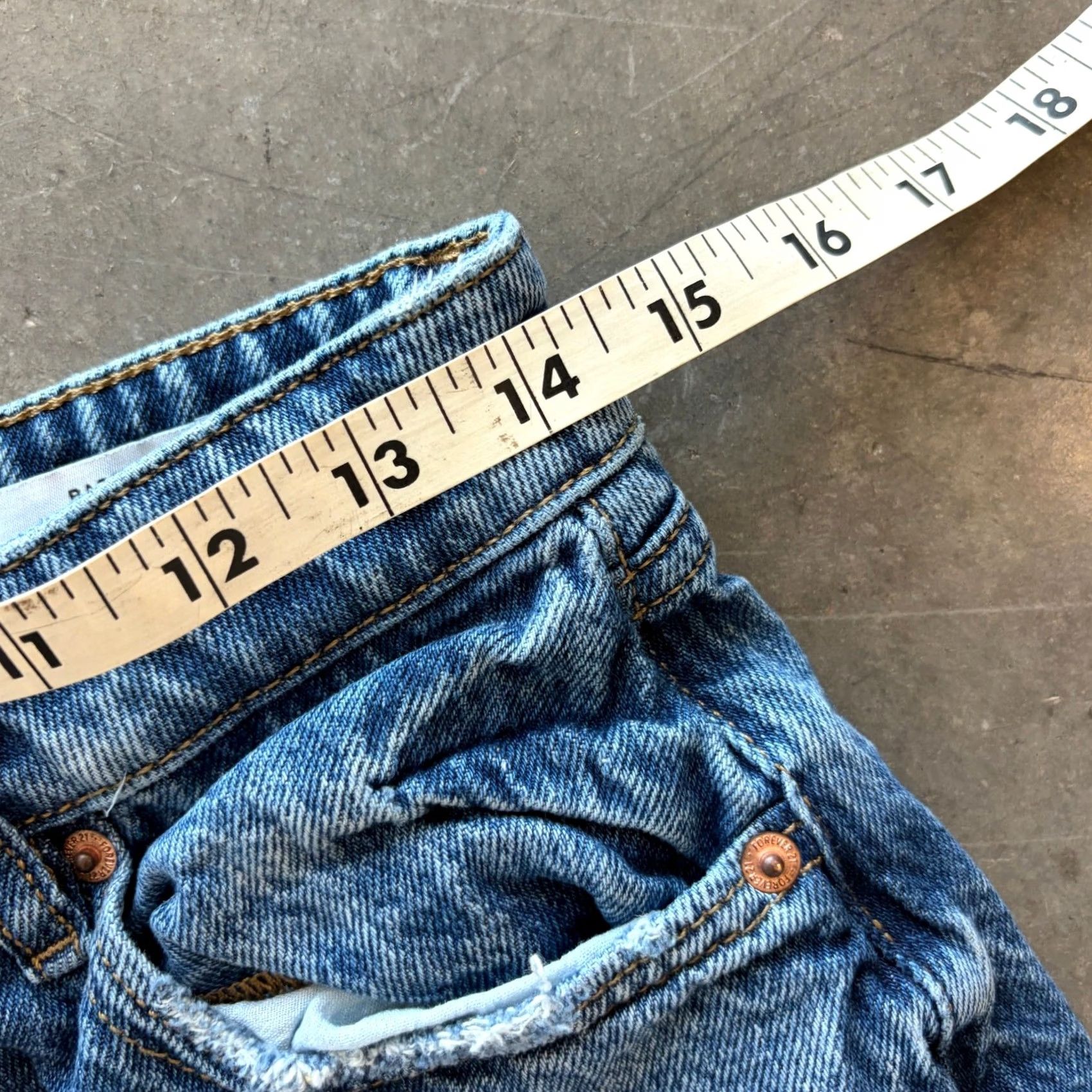 Forever 21 VINTAGE Forever 21 Dark Wash Distressed Holy Wide Leg Baggy Denim Capris 26 Womens Jeans Capris BB 26 Size ONE SIZE - 4 Thumbnail