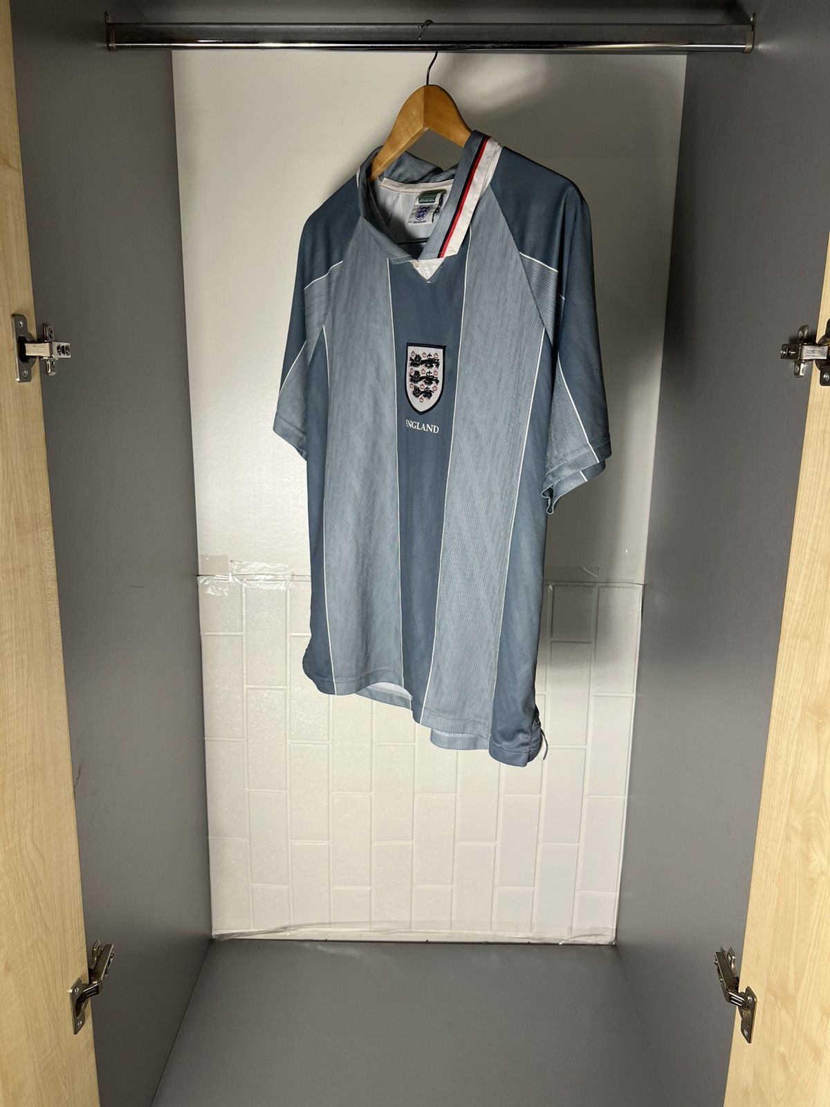 Vintage VERY RARE UMBRO ENGLAND RETRO SOCCER JERSEY MANCHESTER 90s Y2K Size US L / EU 52-54 / 3 - 9 Thumbnail