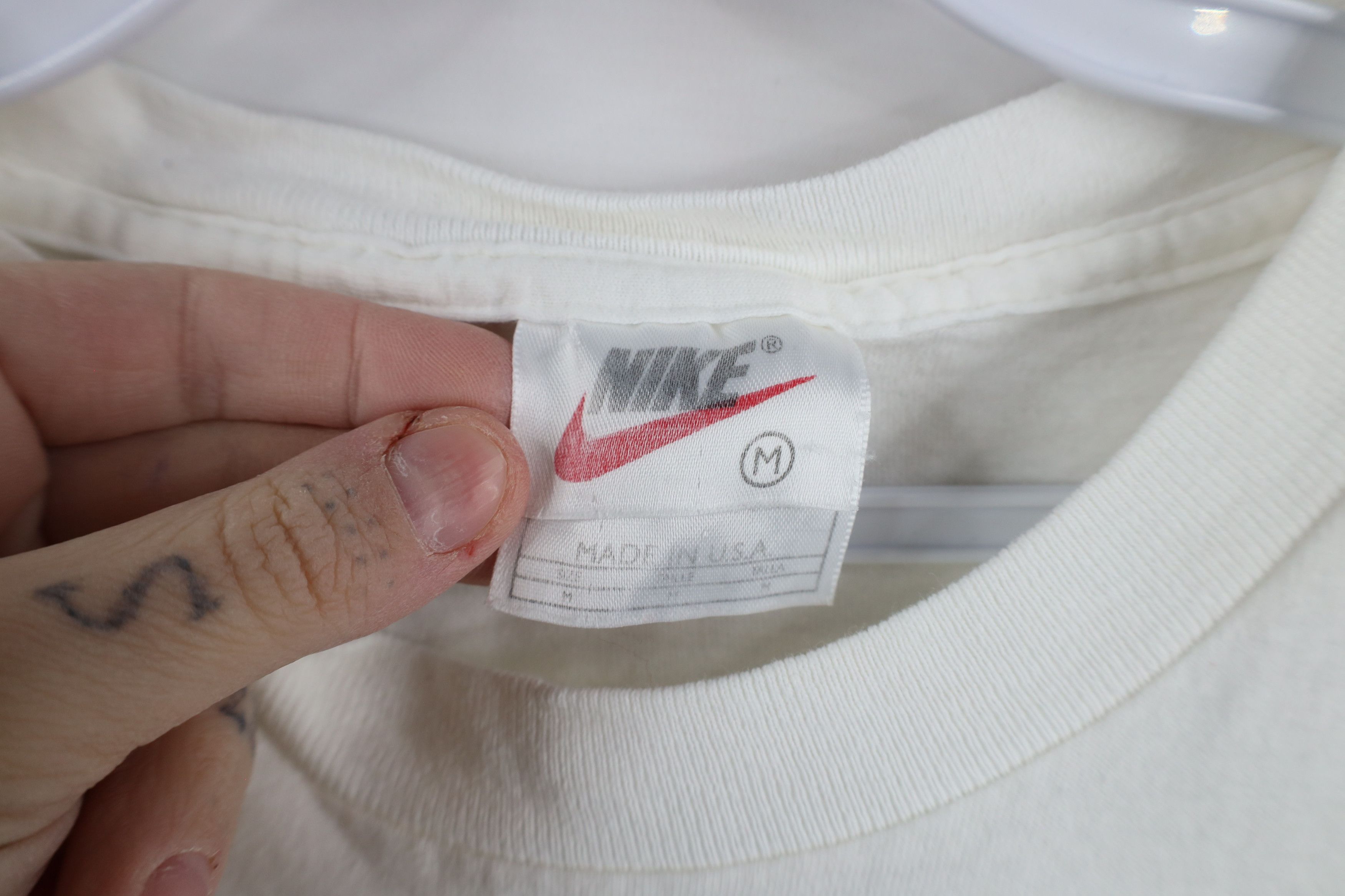 Nike × Vintage Vintage 90s Nike Travis Scott Big Swoosh T-Shirt White USA Size US M / EU 48-50 / 2 - 7 Thumbnail