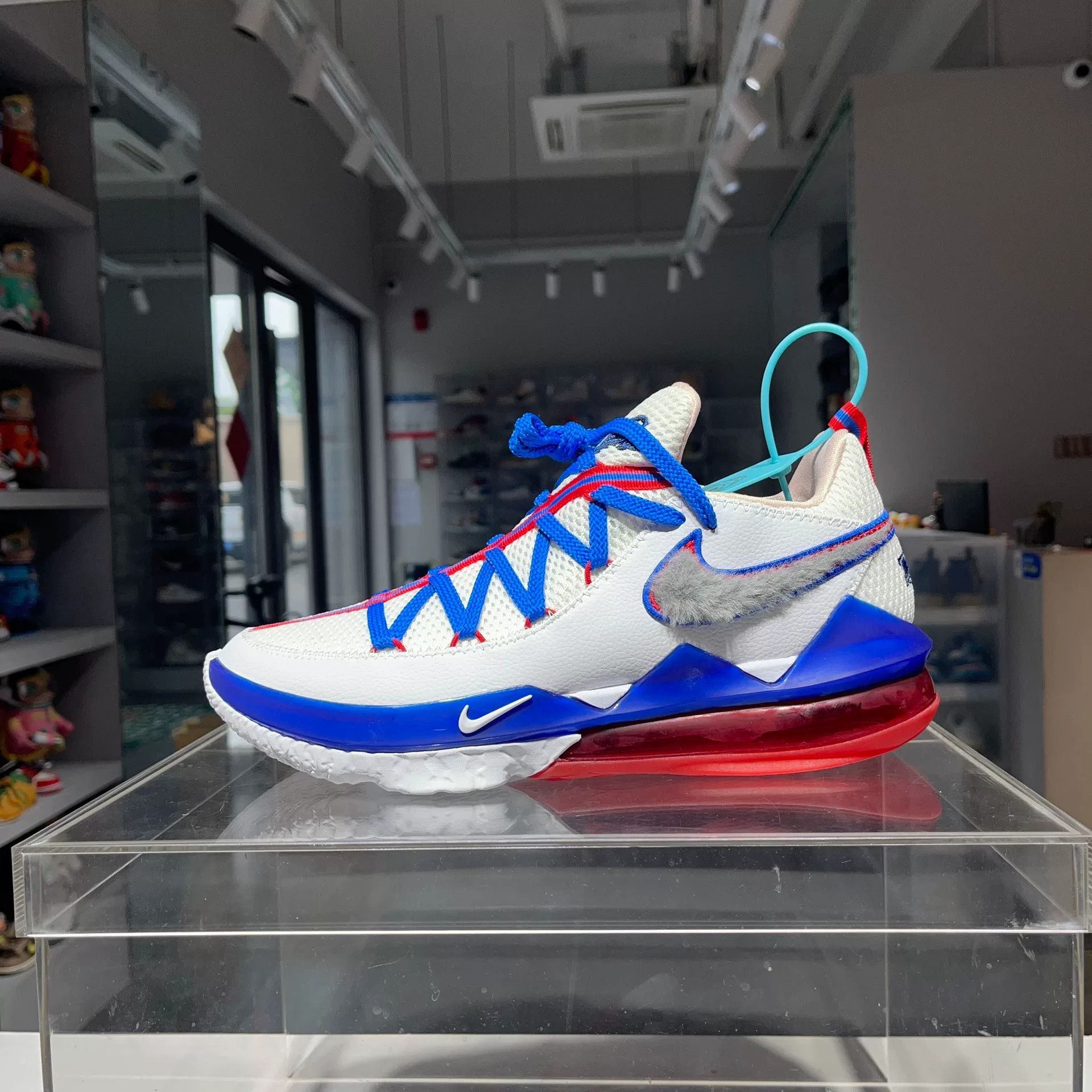 Nike Nike LEBRON Blue Lowtop Sneakers 10 Men Size US 10 / EU 43 - 1 Thumbnail
