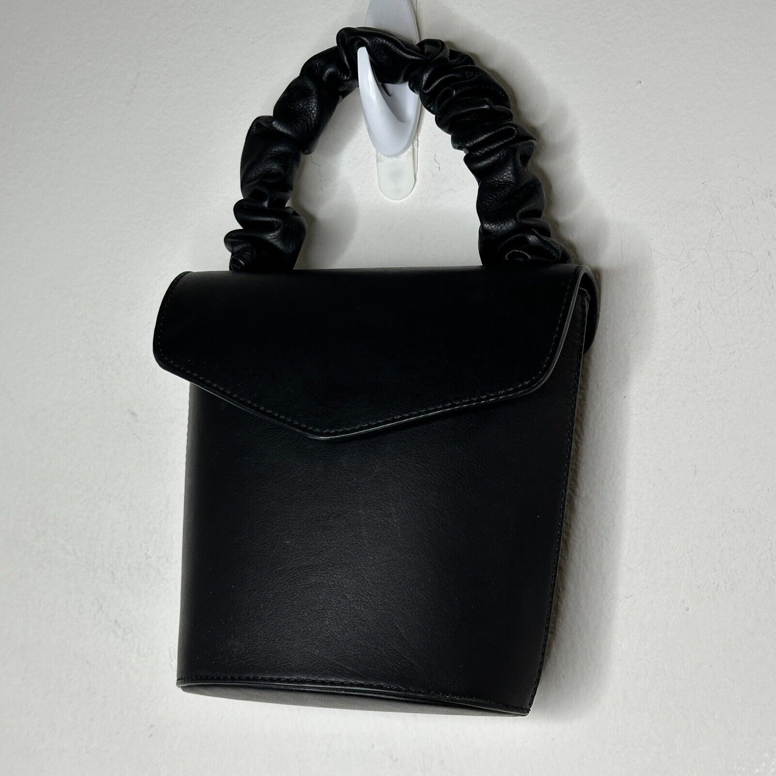 & Other Stories & Other Stories Black Scrunchy Handle Leather Barrel Purse Size ONE SIZE - 3 Thumbnail