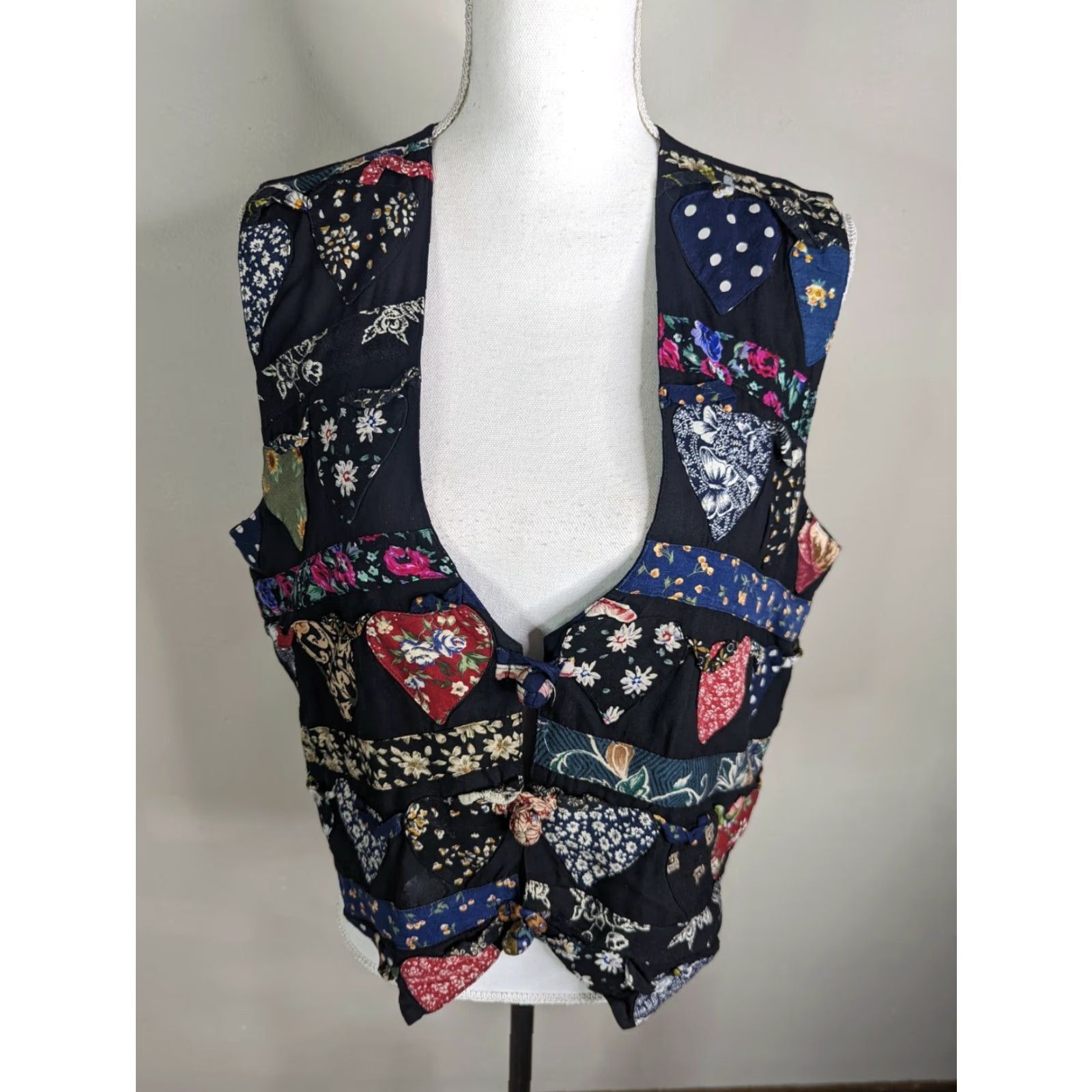 Vintage VINTAGE Soul Mates Quilted Hearts Vest Womens Black M Medium | Heart Theme, 90s Style World Wide Size M / US 6-8 / IT 42-44 - 2 Thumbnail