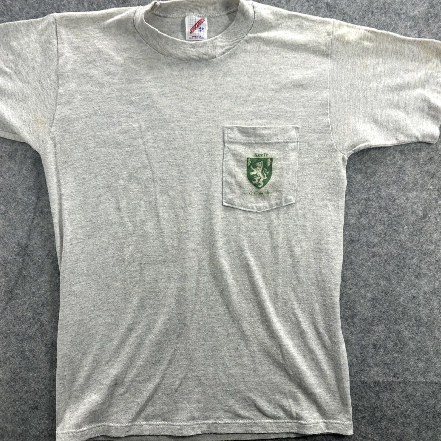 Jerzees VINTAGE Jerzees Shirt Mens Medium Gray Keefe O Caoimh Irish Crest Pocket Tee 90s Size US M / EU 48-50 / 2 - 2 Thumbnail