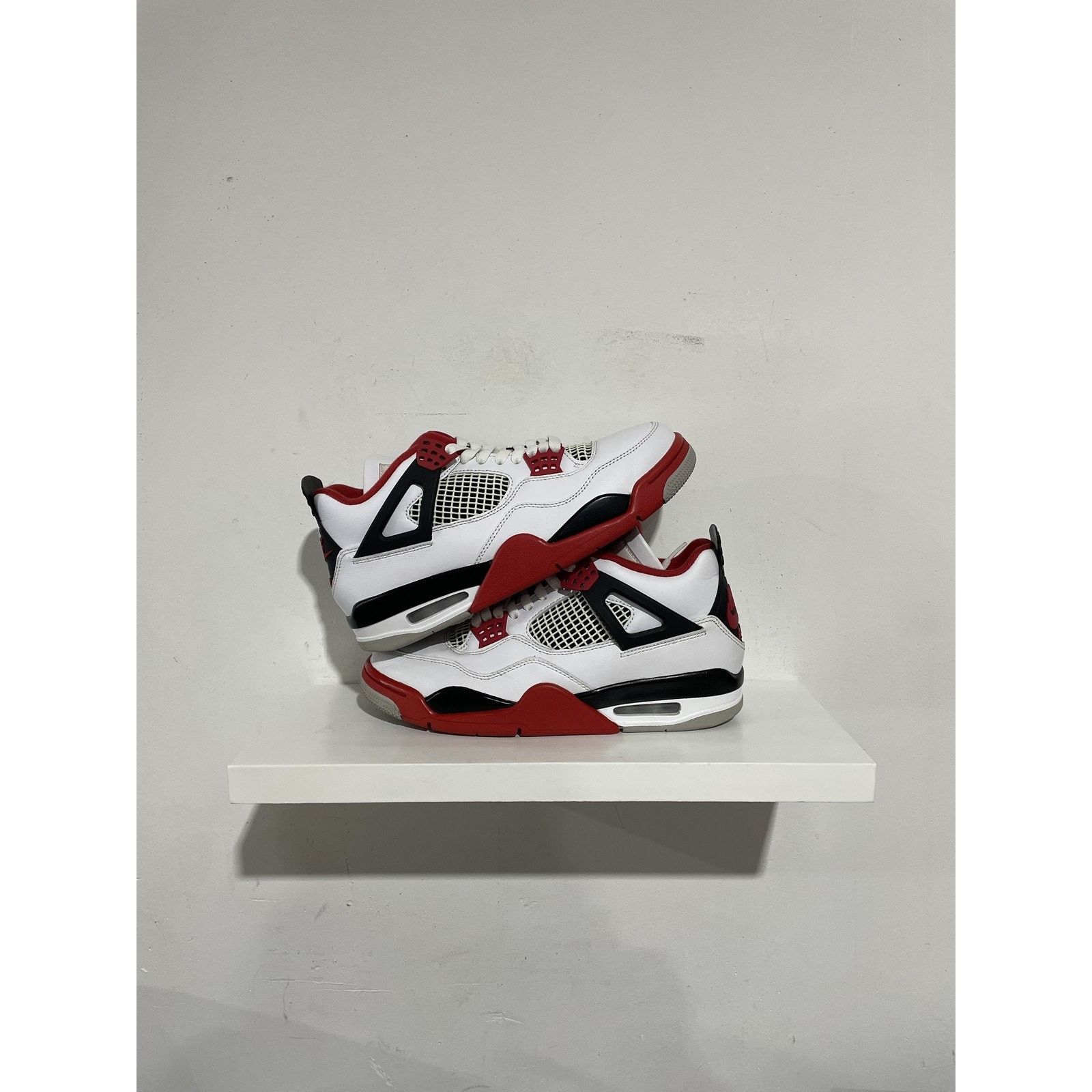 Jordan Brand JORDAN 4 FIRE RED SIZE 8 PREOWNED Size US 8 / EU 41 - 1 Thumbnail