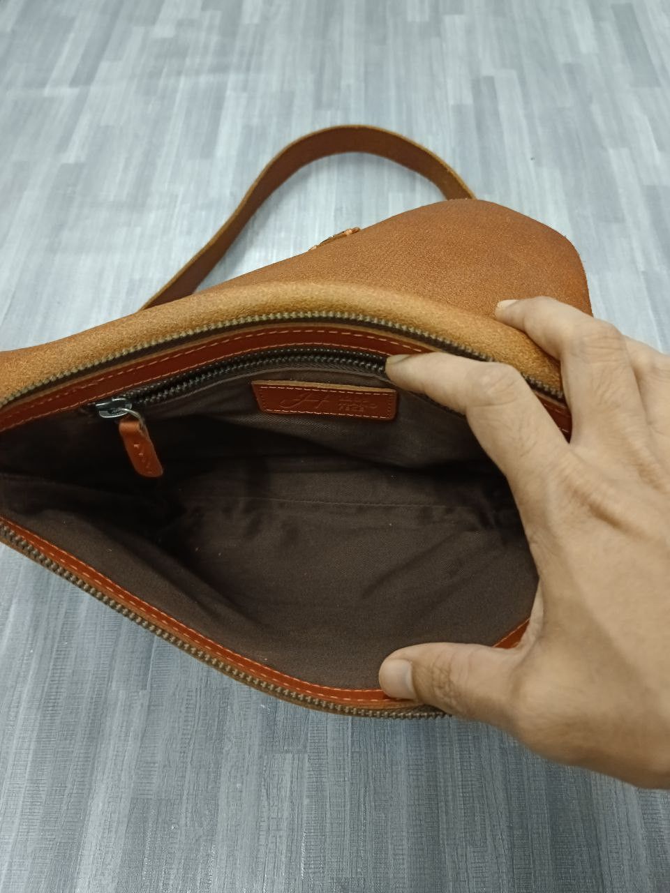 Leather H. 1203 MANO FECE LEATHER SLING/CROSSBODY Size ONE SIZE - 6 Thumbnail