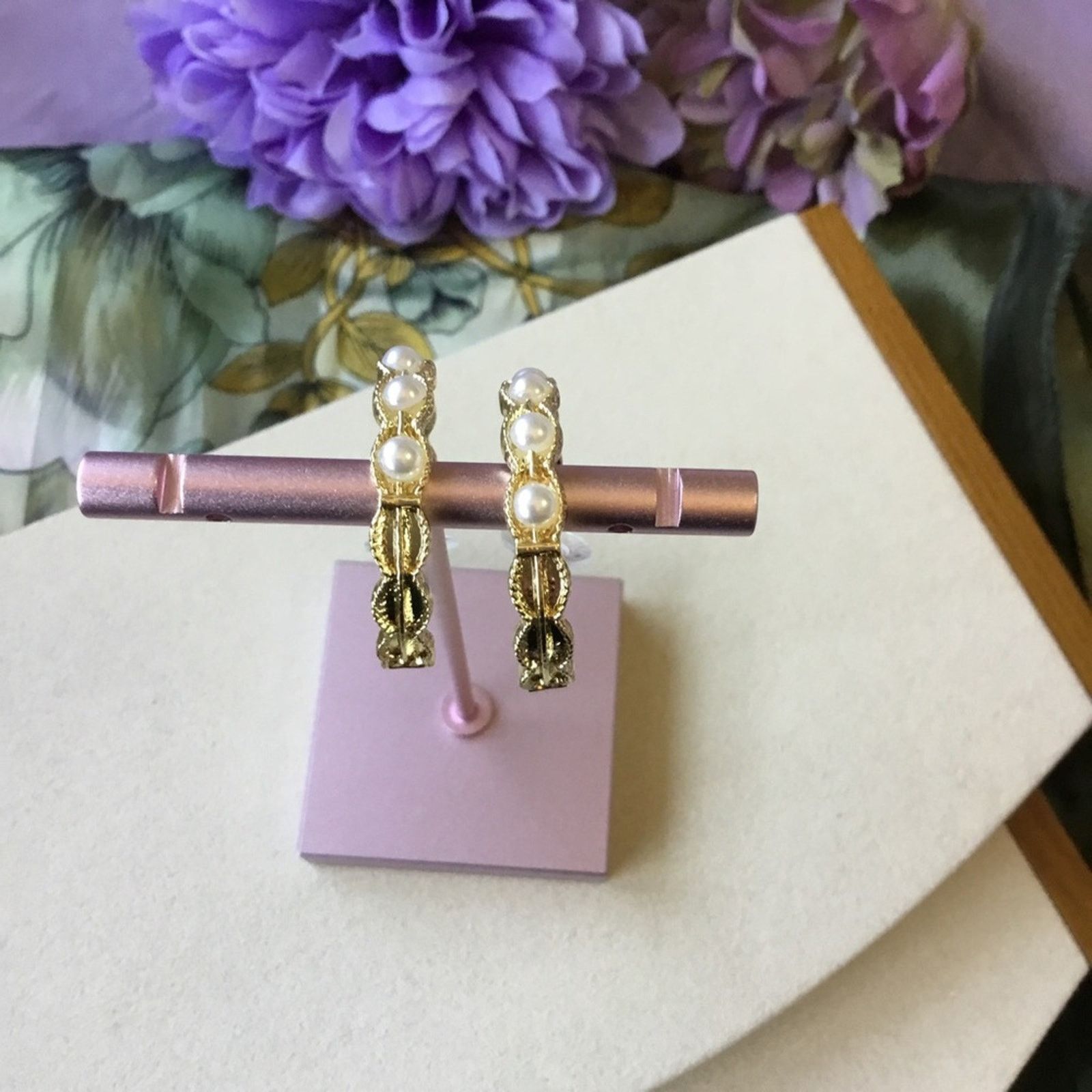 Other Elegant Gold Pearl Scalloped Hoop Earrings Size ONE SIZE - 12 Thumbnail