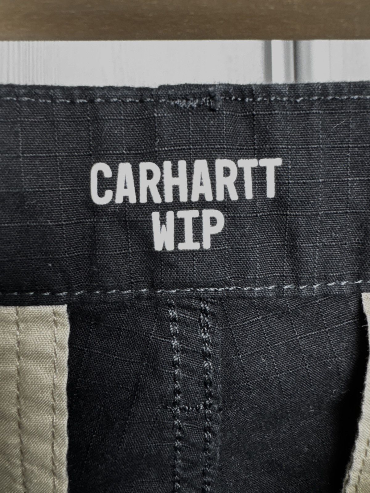 Carhartt Wip Carhartt WIP black regular cargo shorts Size US 32 / EU 48 - 9 Thumbnail
