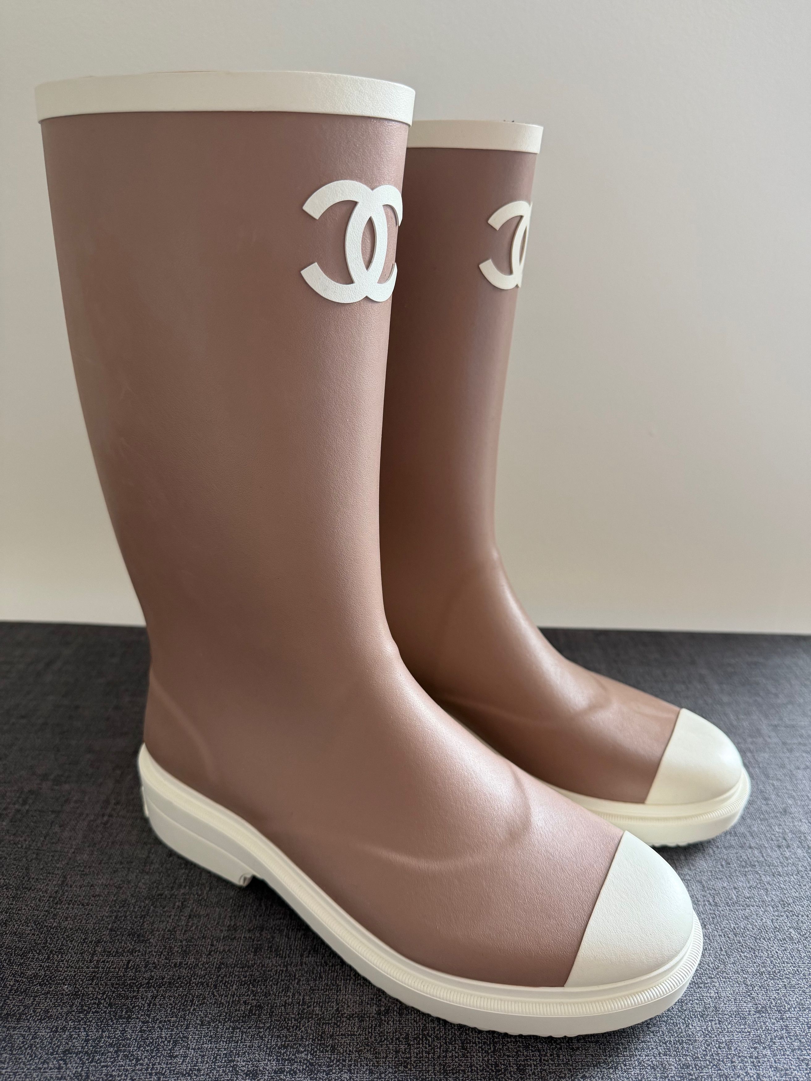 Chanel Chanel 26C White CC Logo High Pull On Rubber Rain Boots 36 Size US 6 / IT 36 - 12 Thumbnail