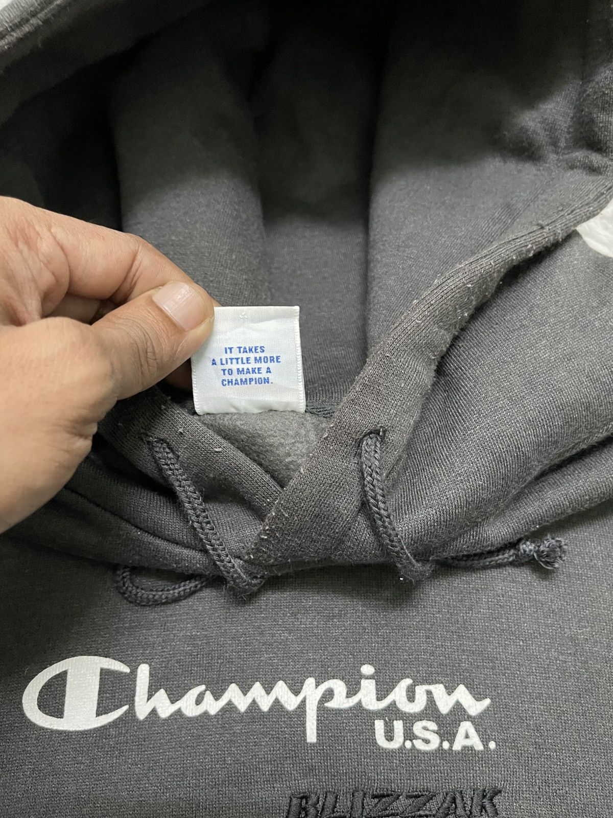 Champion 2000s CHAMPION BLIZZARD EMBROIDERY HOODIE NICELY FADED Size US L / EU 52-54 / 3 - 8 Thumbnail