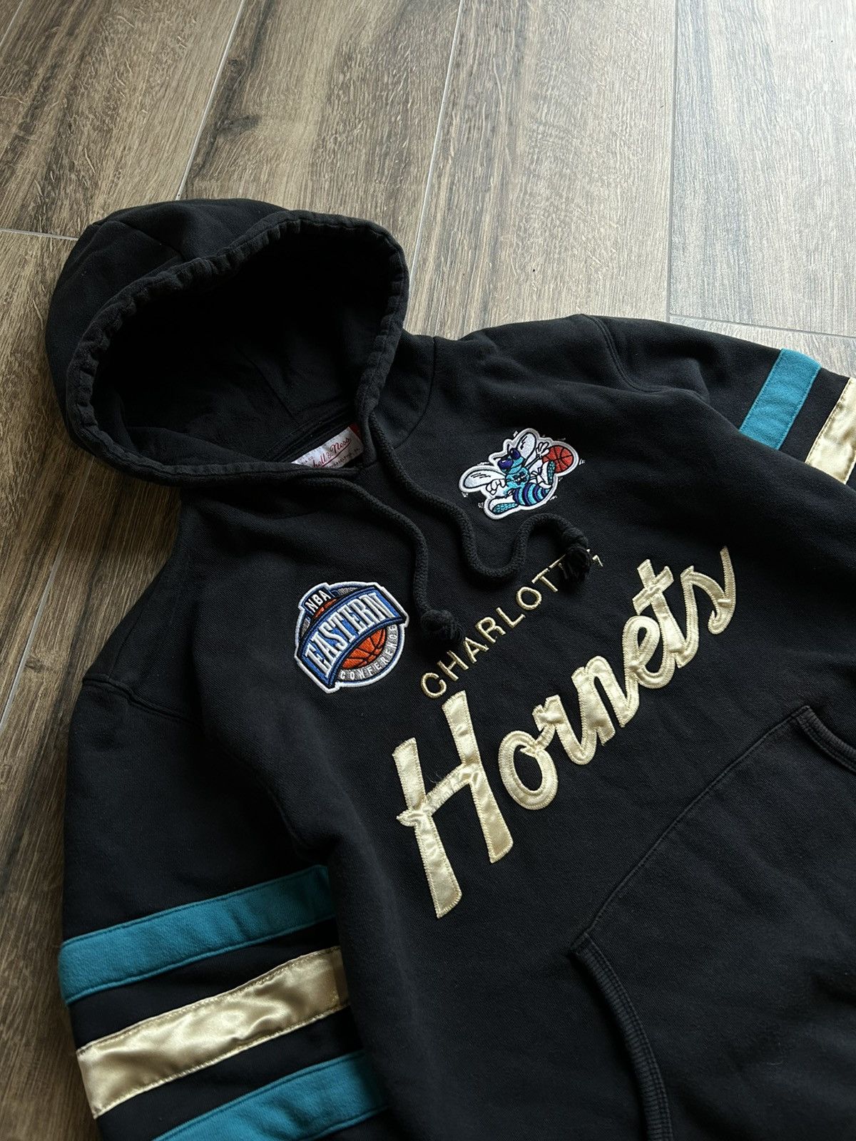 Mitchell & Ness × NBA × Vintage Vintage Charlotte Hornets 🐝 big logo hoodies y2k mens Size US S / EU 44-46 / 1 - 2 Thumbnail