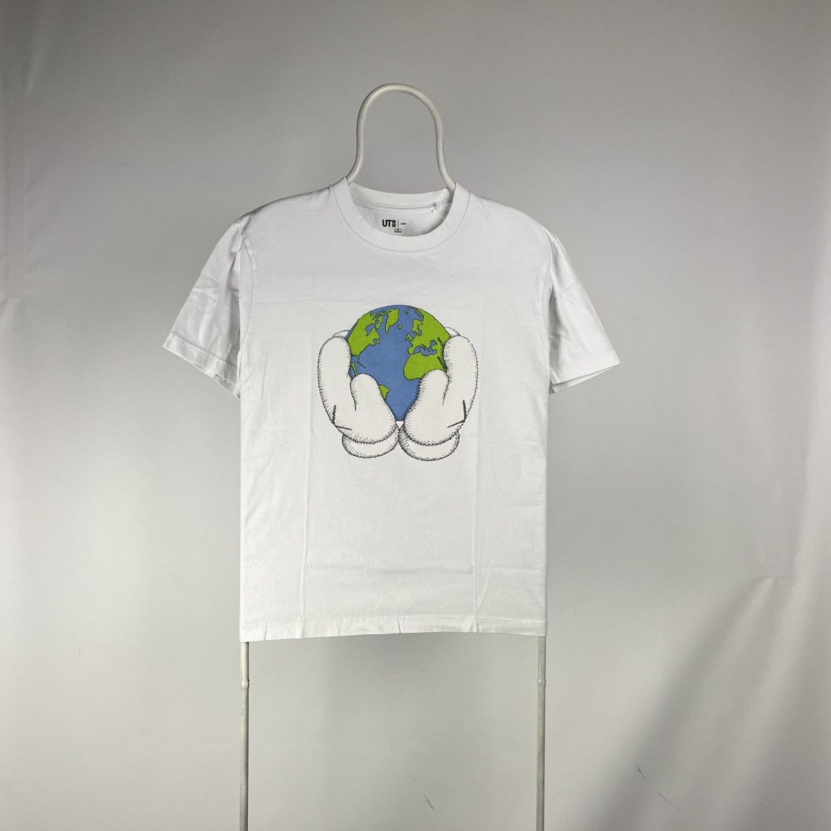 Kaws × Uniqlo Kaws x Uniqlo Peach For All Tshirt size M Size US M / EU 48-50 / 2 - 1 Thumbnail