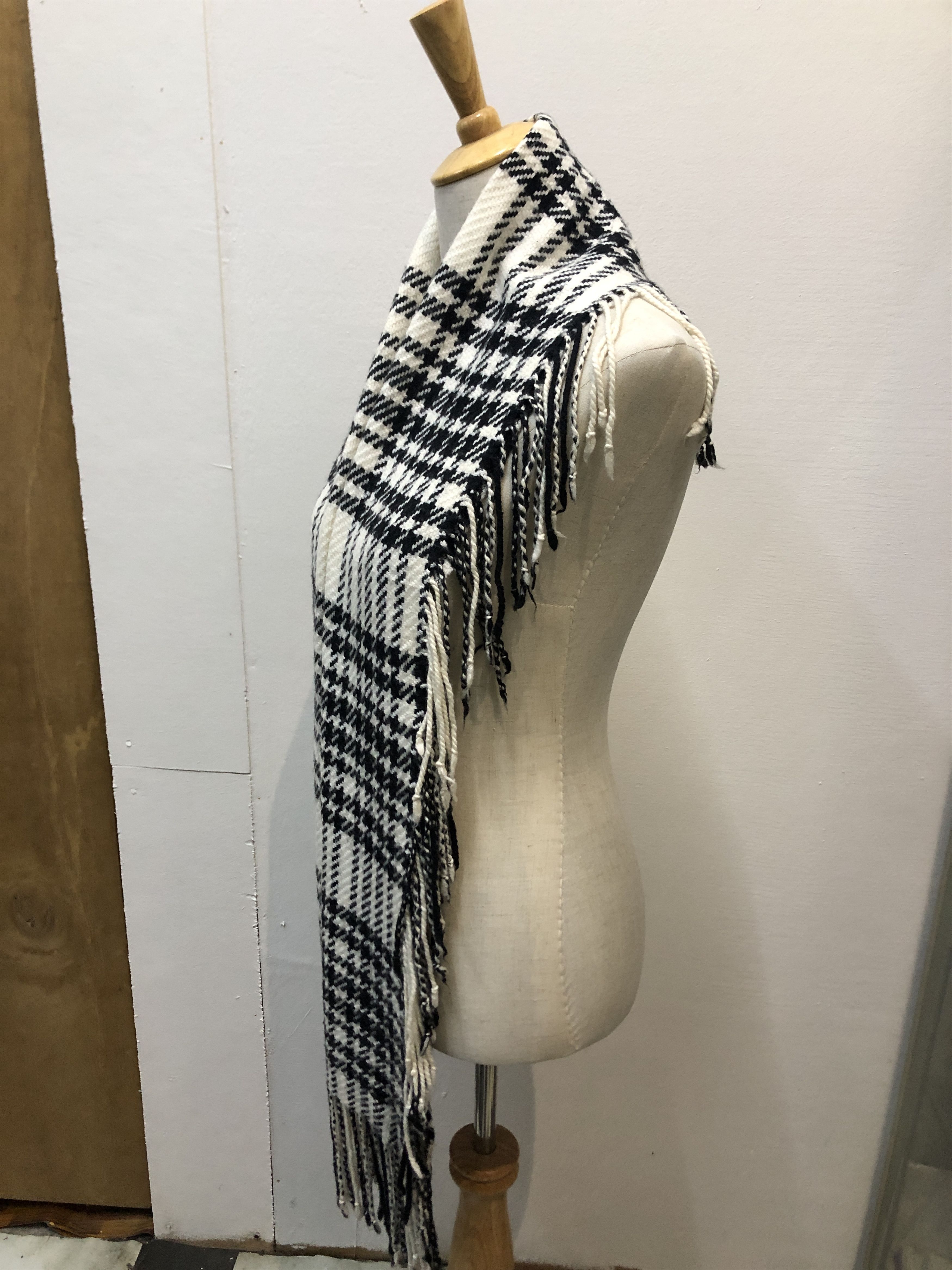 Banana Republic Banana Republic Houndstooth Scarf / Muffler / Neckwear P793 Size ONE SIZE - 2 Thumbnail