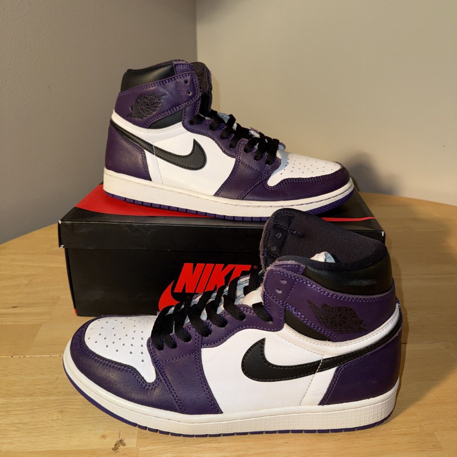 Size 9.5 Men Jordan 1 Retro High OG Court Purple 555088-500