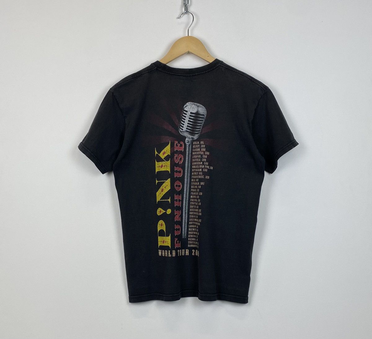 Band Tees Pink Funhouse 2009 World Tour Band T-Shirt Black Top Size M Size US M / EU 48-50 / 2 - 8 Thumbnail
