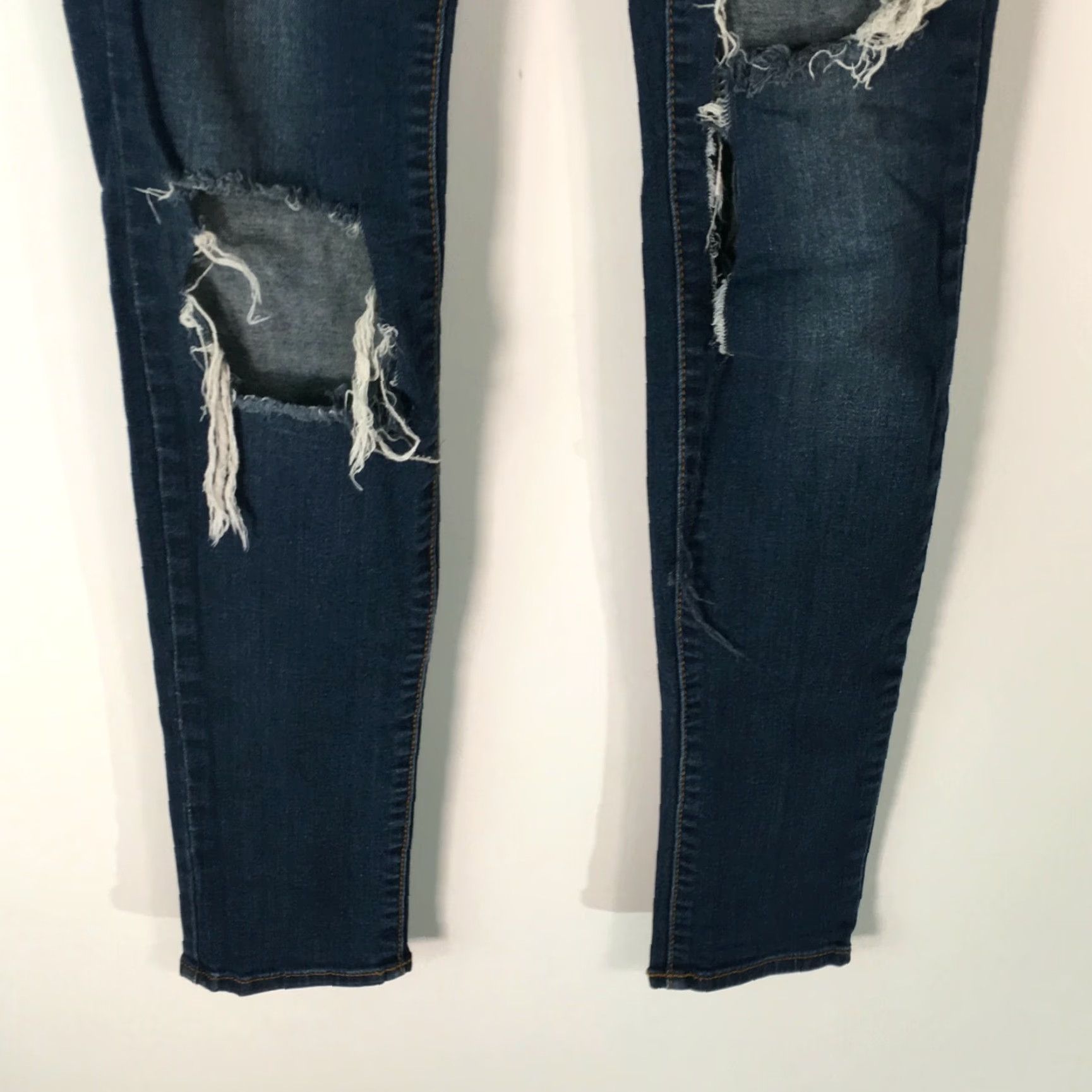 Denime Bullhead Black Jeans Women Skinny 28x30 Size 5 Blue Distressed Denim Button Closure 5-Pocket Womens Size 27" / US 4 / IT 40 - 5 Thumbnail