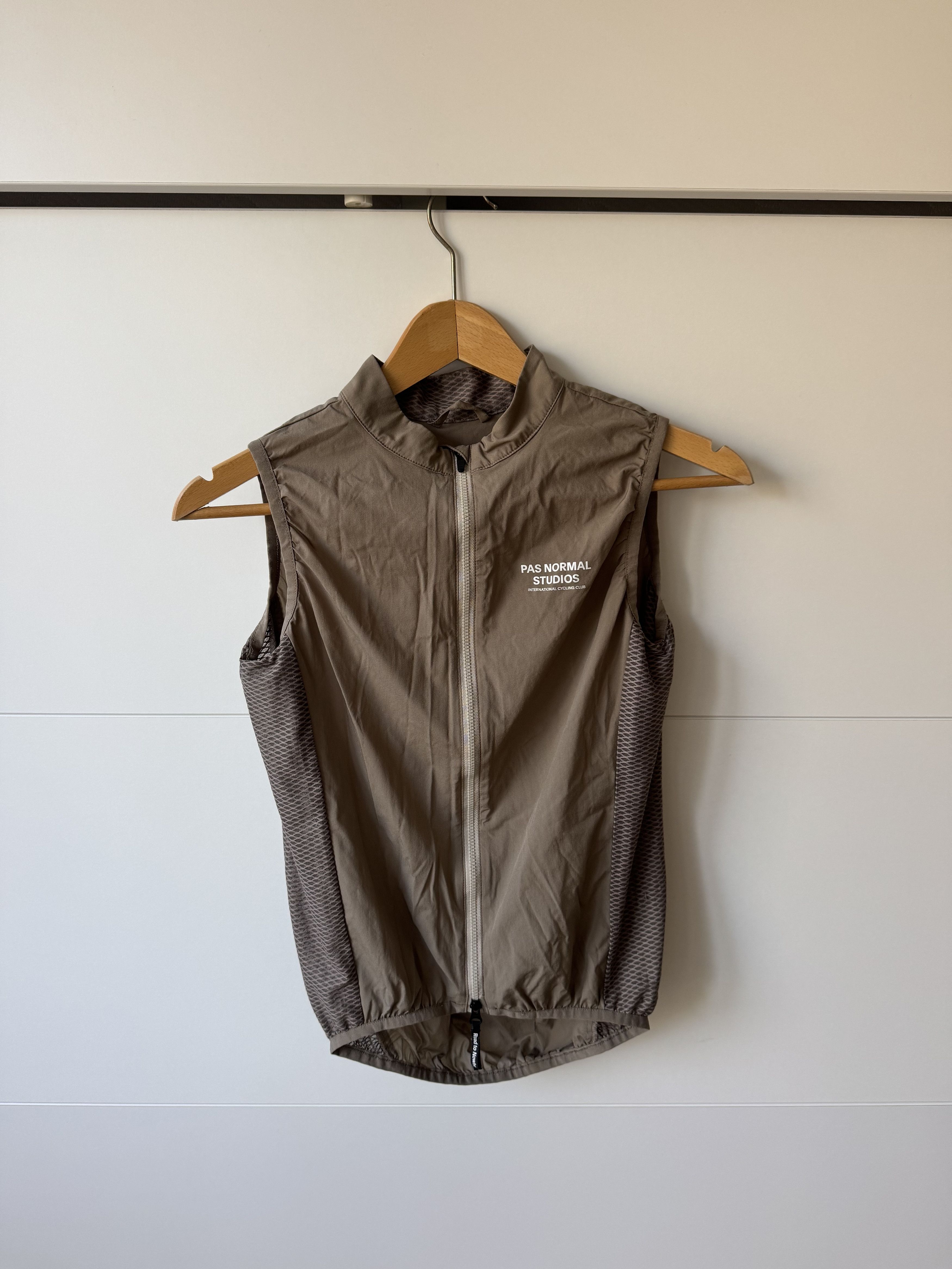 Pas Normal Studios [S] Mechanism Stow Away Gilet in Beige Size US S / EU 44-46 / 1 - 1 Thumbnail