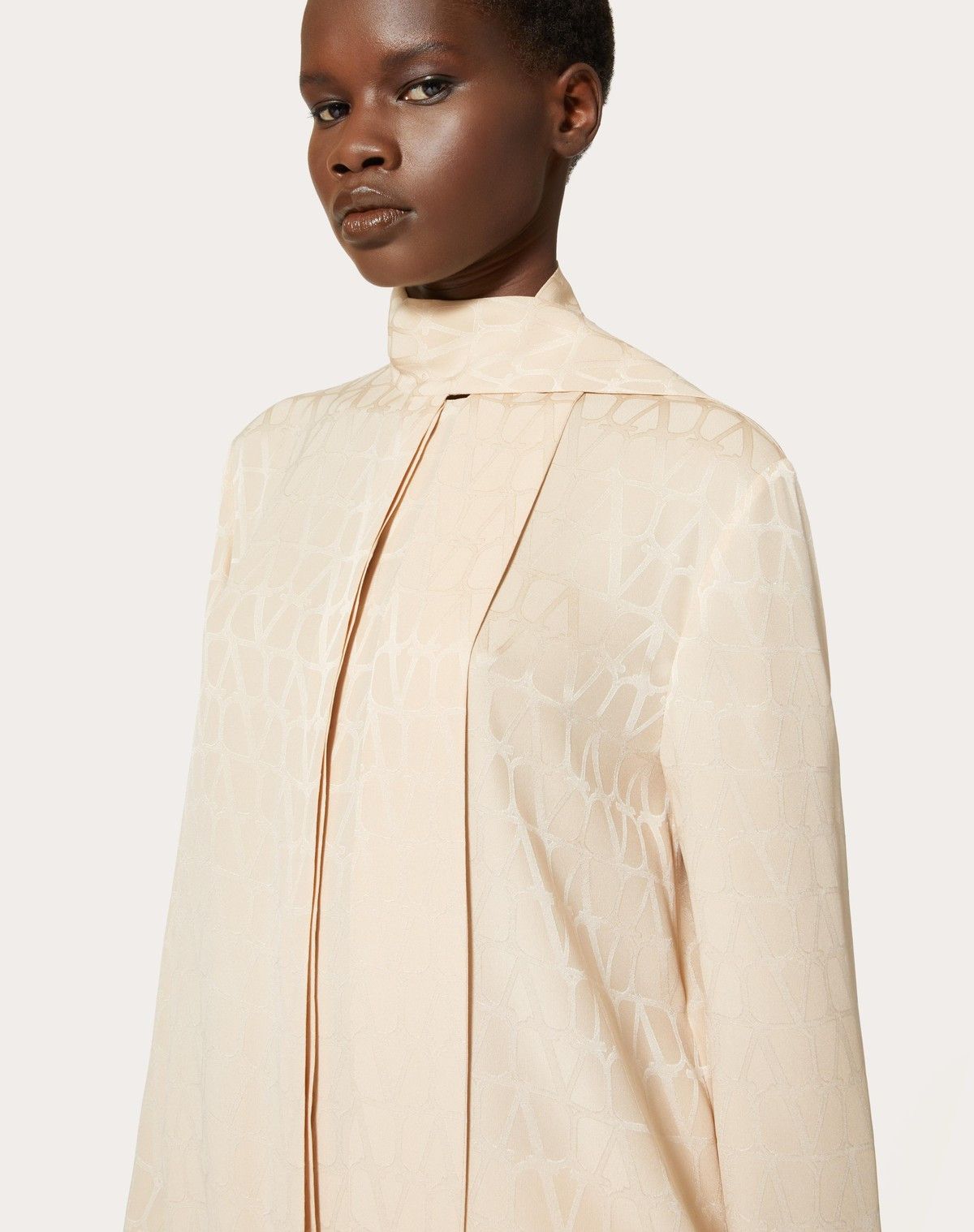 Valentino o1s1wg110525 Toile Iconographe Silk Jacquard Blouse in Beige Size XS / US 0-2 / IT 36-38 - 6 Thumbnail