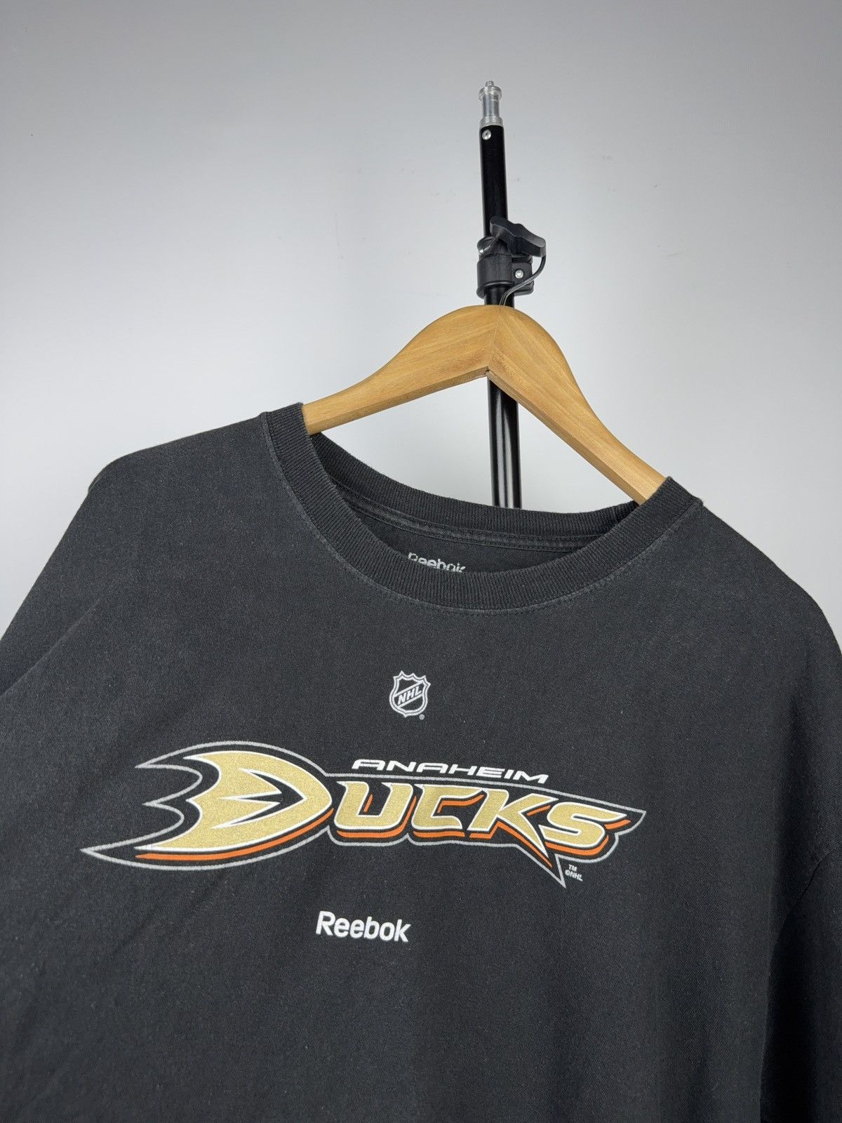 Reebok 00s Reebok Anaheim Ducks NHL Black Tee Vintage Hockey Shirt Size US XXL / EU 58 / 5 - 3 Thumbnail