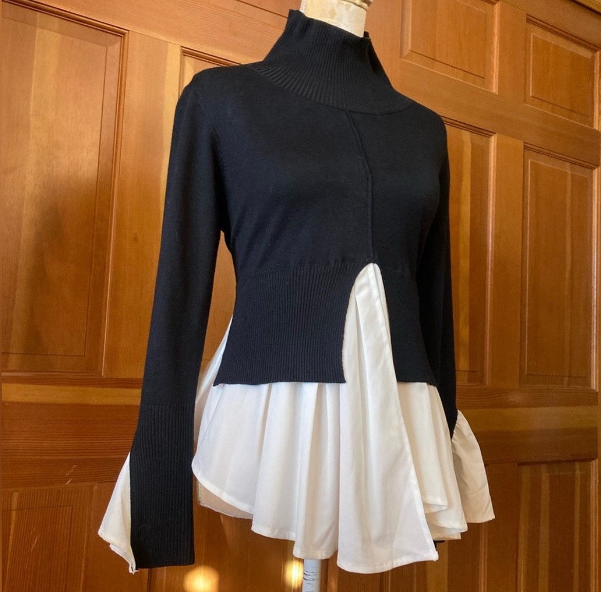 Designer × Other NWT, Lavishly Paris Mock Neck Two Tone Ruffle Hem Sweater Size S / US 4 / IT 40 - 2 Thumbnail