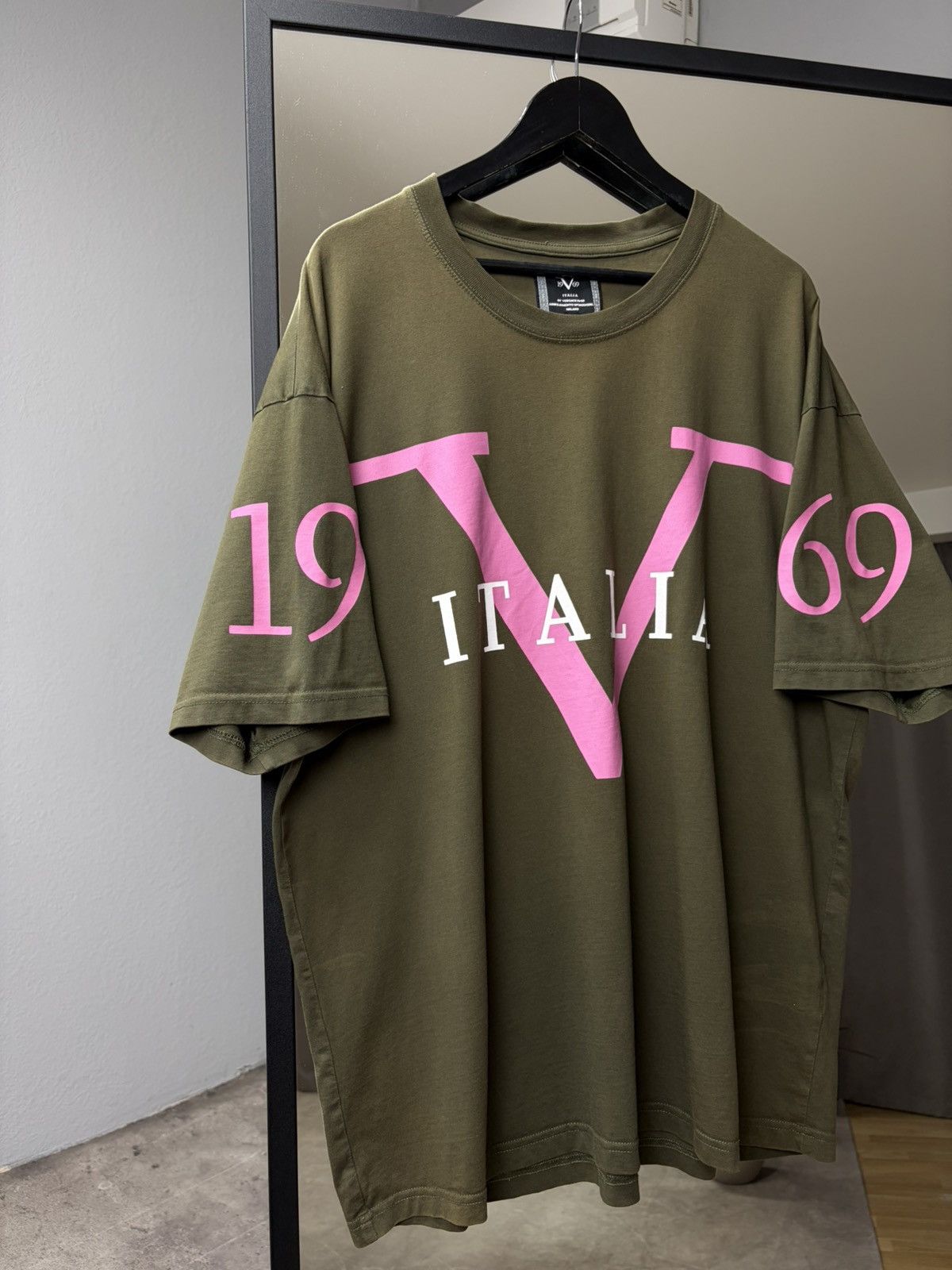 Versace Versace V Italia 1969 Tee Big Logo Luxury Streetwear Y2K Size US XXL / EU 58 / 5 - 2 Thumbnail