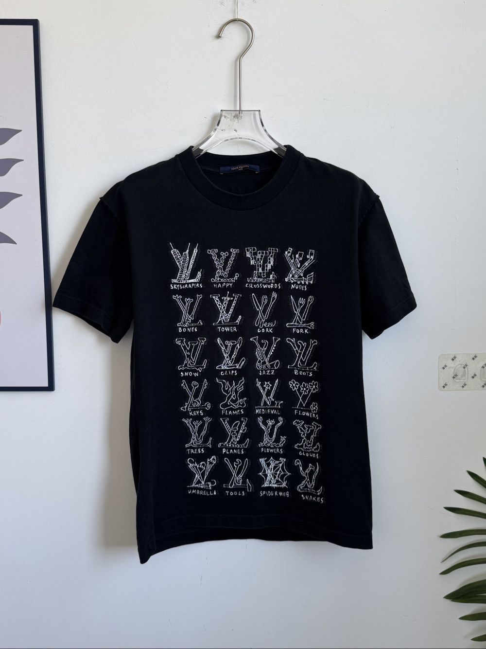 Louis Vuitton Louis Vuitton Logo Graphic T-Shirt Size S Size US S / EU 44-46 / 1 - 1 Thumbnail