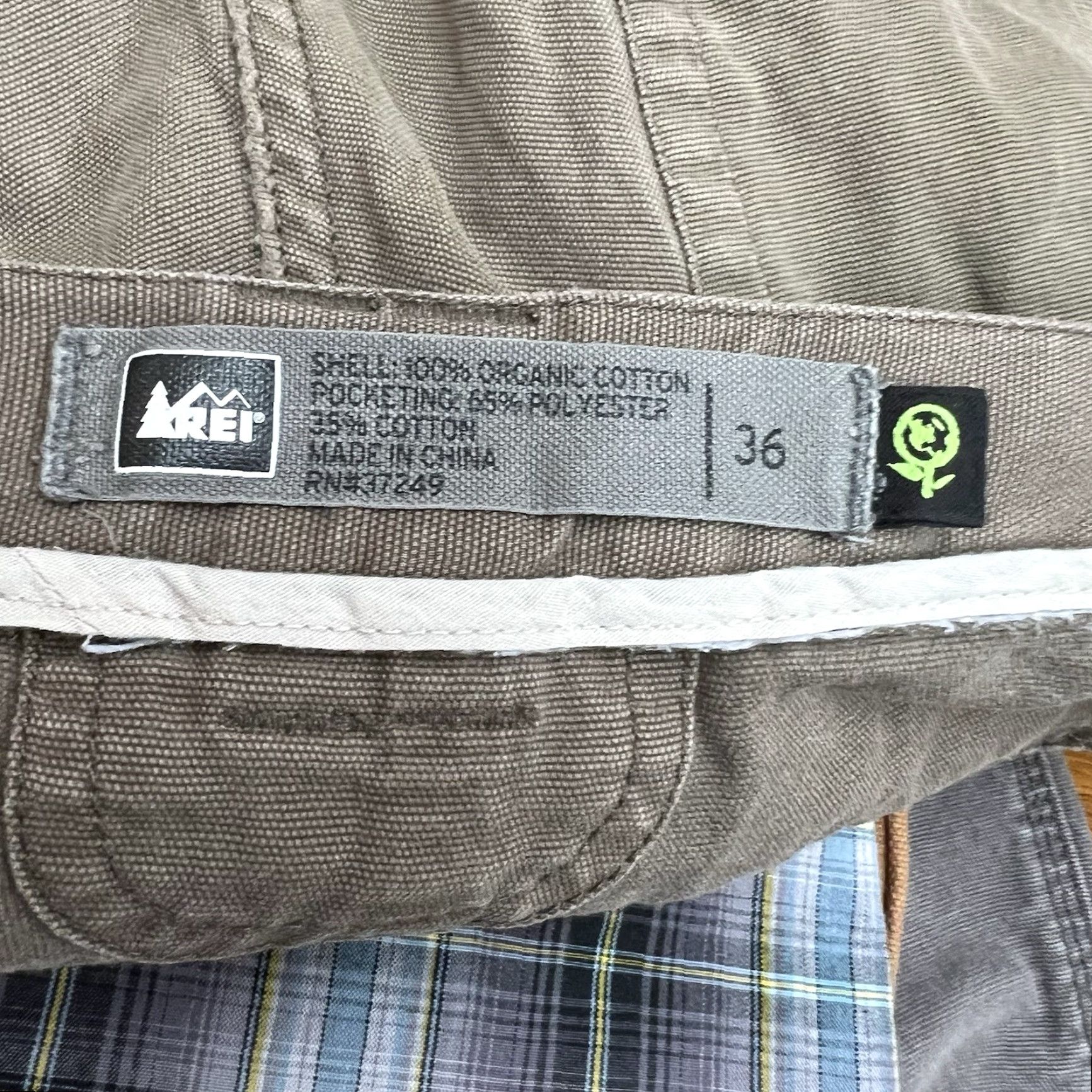 Vintage REI Mens Shorts 36 Dark Khaki Organic Cotton Canvas Chino 10 Inseam Zip Pockets Relaxed Casual Travel Workwear Summer Spring Fall Mens Size US 36 / EU 52 - 6 Thumbnail
