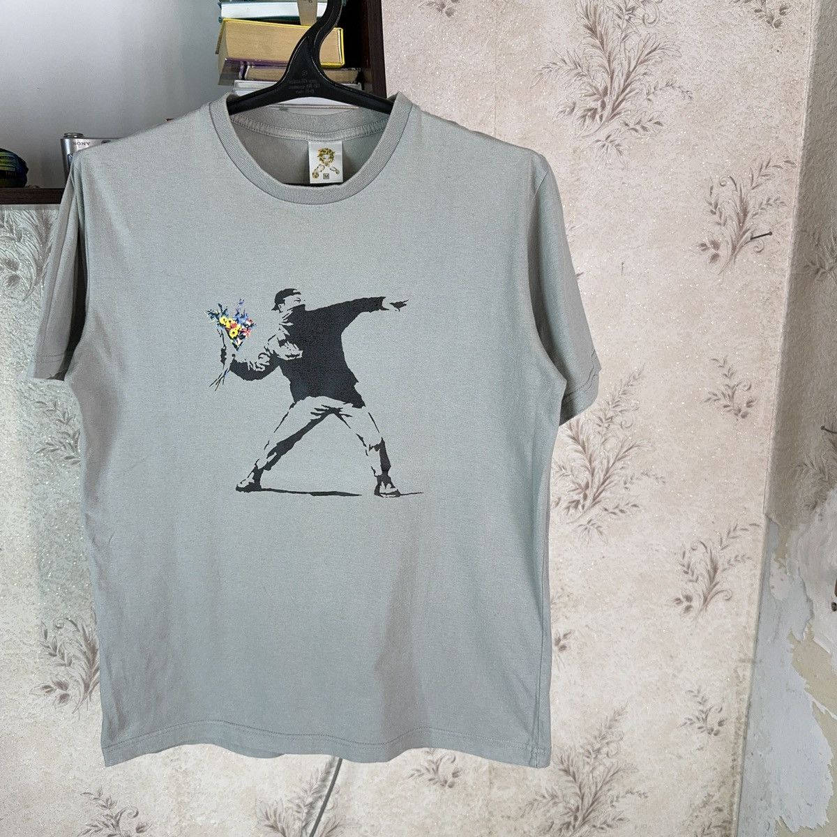 Other Banksy T shirt Art Flower bouquet Thrower molotov Rioter M Size US M / EU 48-50 / 2 - 5 Thumbnail