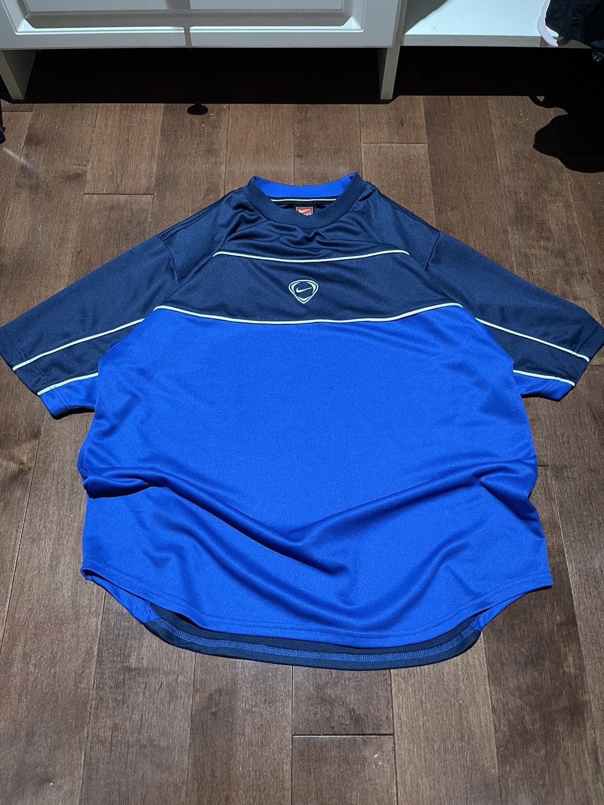 Nike Vintage Y2K Nike Centre Swoosh Shirt Size US L / EU 52-54 / 3 - 1 Thumbnail