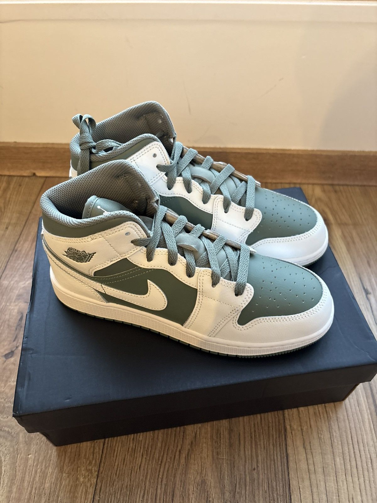 Nike Jordan 1 Mid GS White / (Model DQ8423-107) Size US 7 / IT 37 - 4 Thumbnail