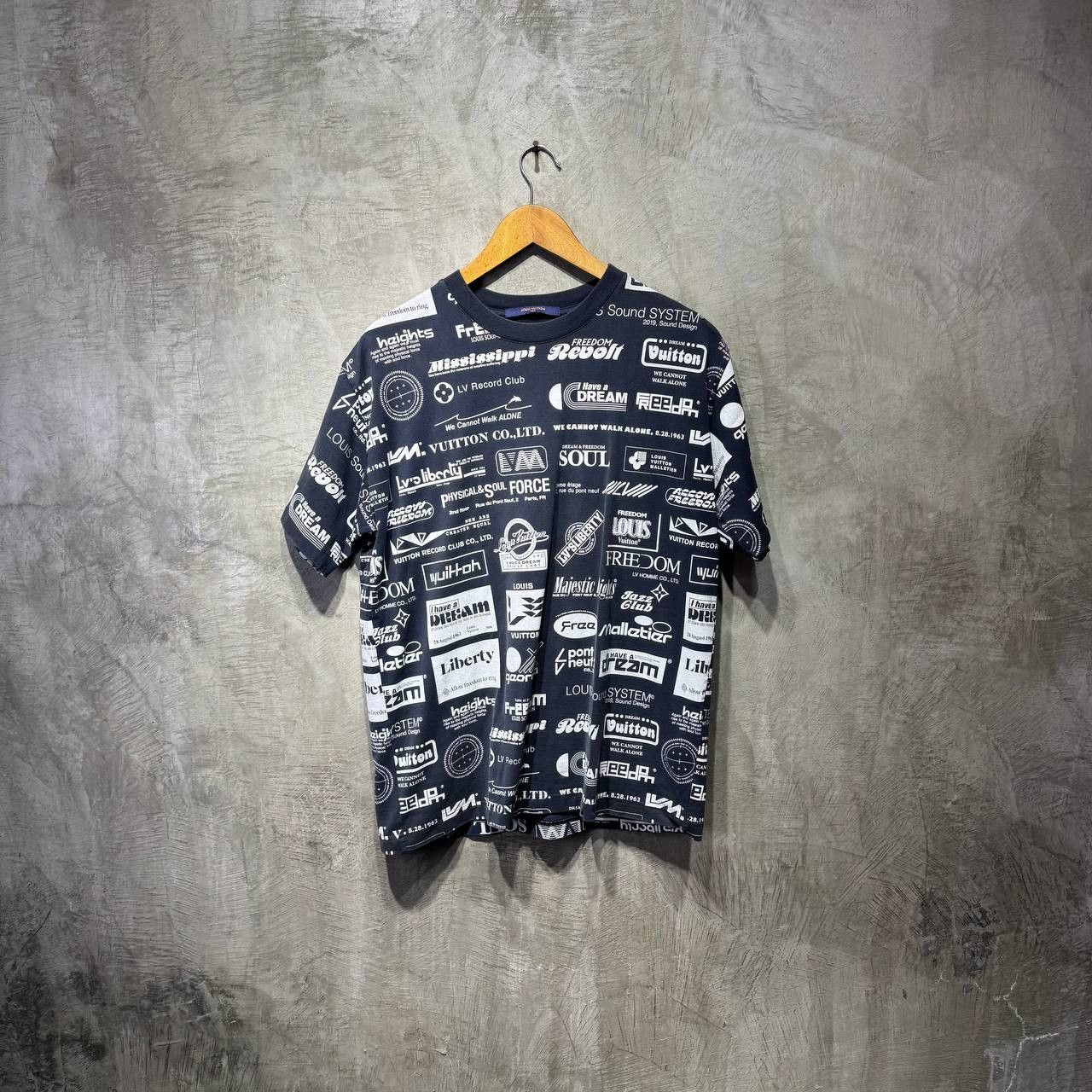 Louis Vuitton Louis Vuitton All Logo over print tee Size US M / EU 48-50 / 2 - 1 Thumbnail
