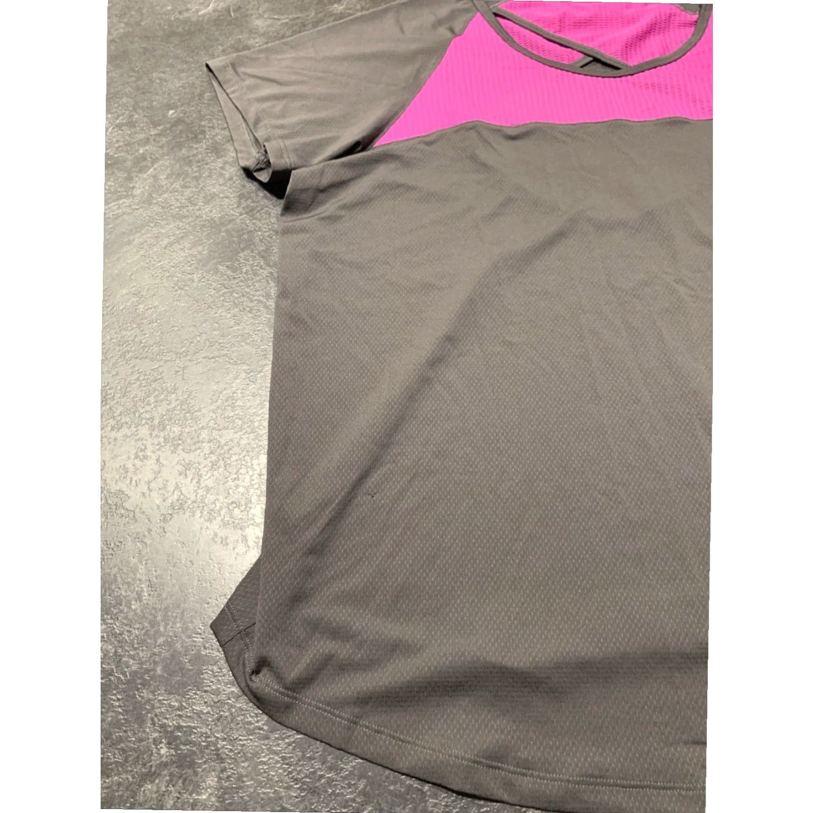 Under Armour VINTAGE Under Armour Gray Purple Women's XL Short Sleeve Workout Heat Gear Shirt Size XL / US 12-14 / IT 48-50 - 4 Thumbnail