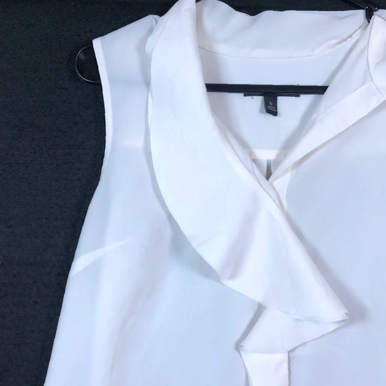 Banana Republic banana republic Womens Blouse White V Neck Ruffle Front Sleeveless Small Size S / US 4 / IT 40 - 4 Thumbnail