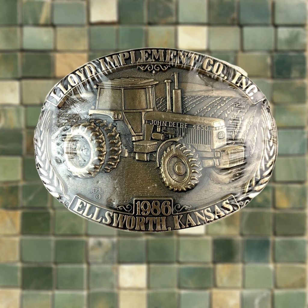 John Deere Lloyd Implement Co Ellsworth Kansas 1986 Belt Buckle New 16/500 John Deere 4650 Bronze Brass Adult Unisex Vehicles/Transportation Size ONE SIZE - 1 Thumbnail