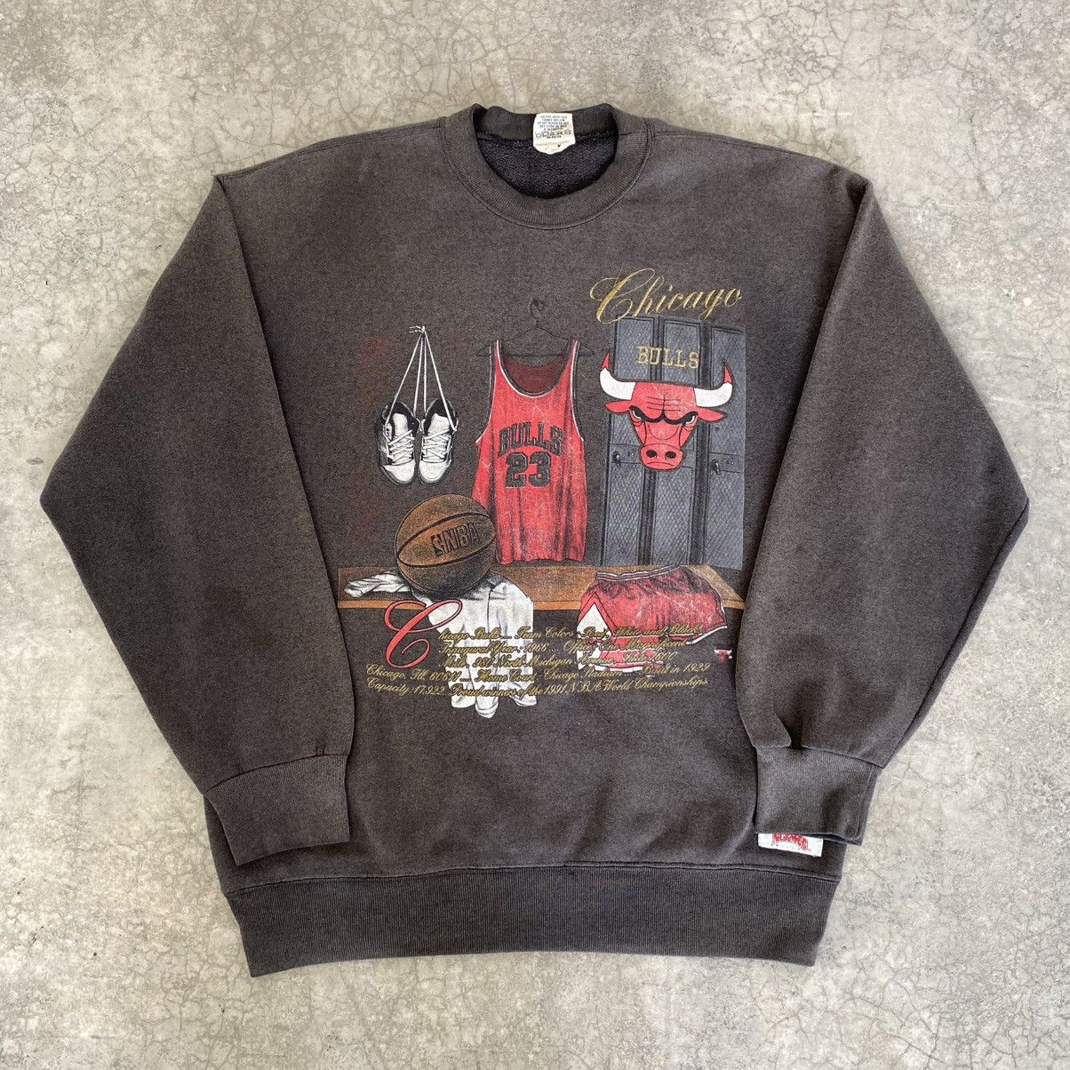 NBA VTG 90’s Chicago Bulls MJ Sun Faded Crewneck Sweatshirt Size US L / EU 52-54 / 3 - 3 Thumbnail