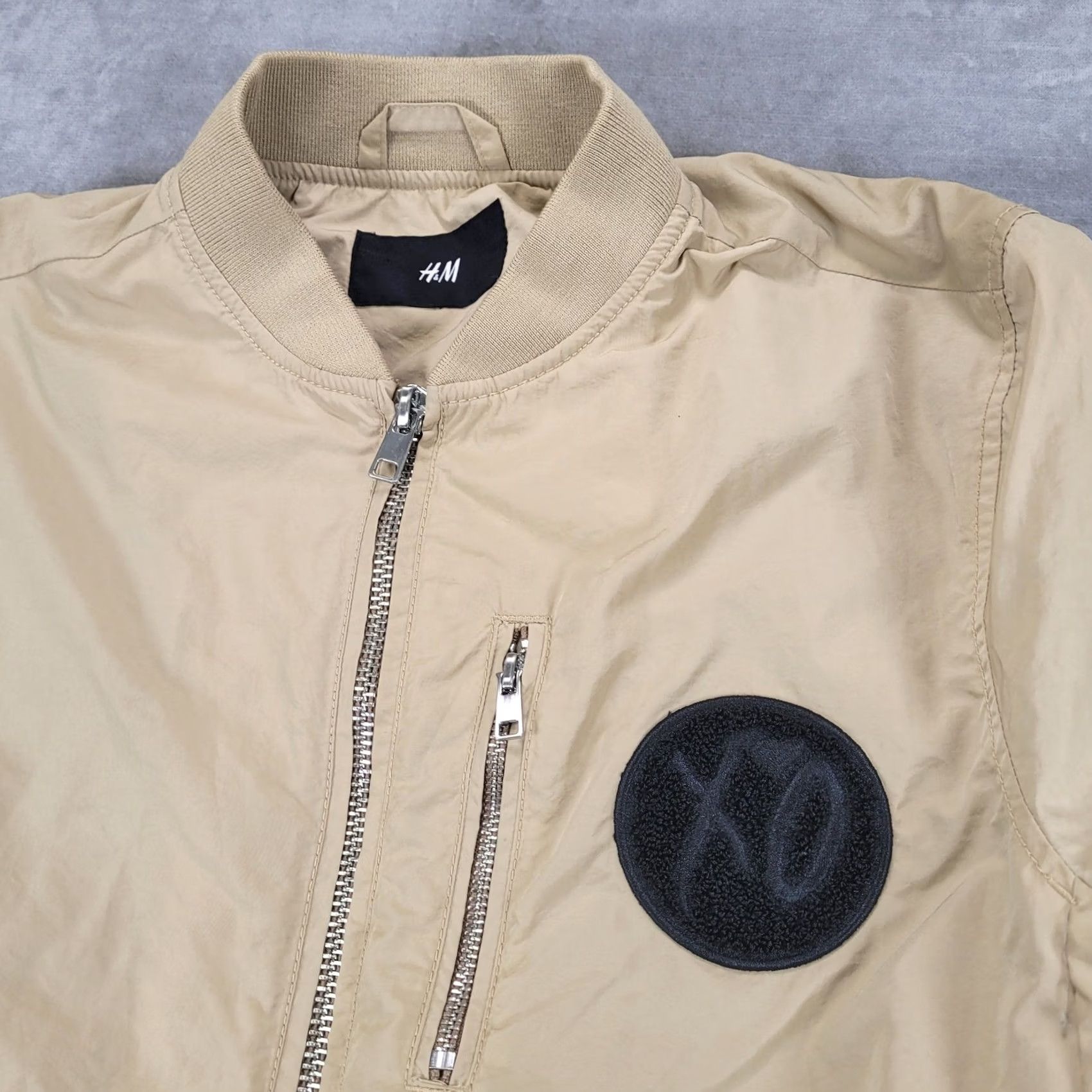 H&M H&M XO Mens Medium The Weeknd Tan Bomber Jacket Beige Full Zip Graphic Back Jacket Size US M / EU 48-50 / 2 - 3 Thumbnail