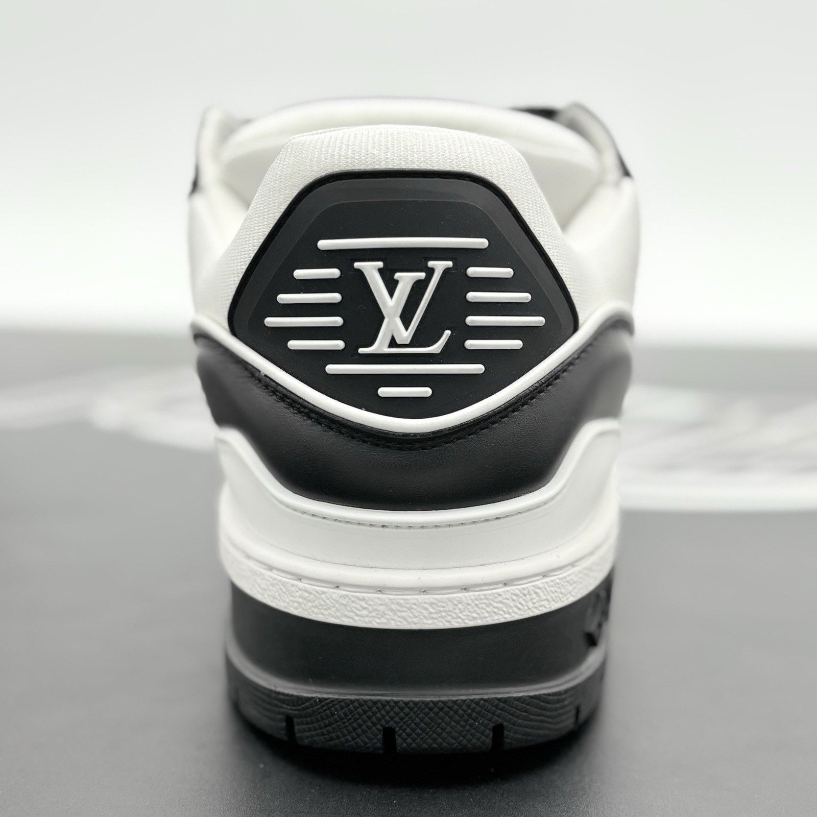 Louis Vuitton (10-10.5 US) Louis Vuitton Maxi ' Black White ' | EXCELLENT! Size US 10 / EU 43 - 3 Thumbnail