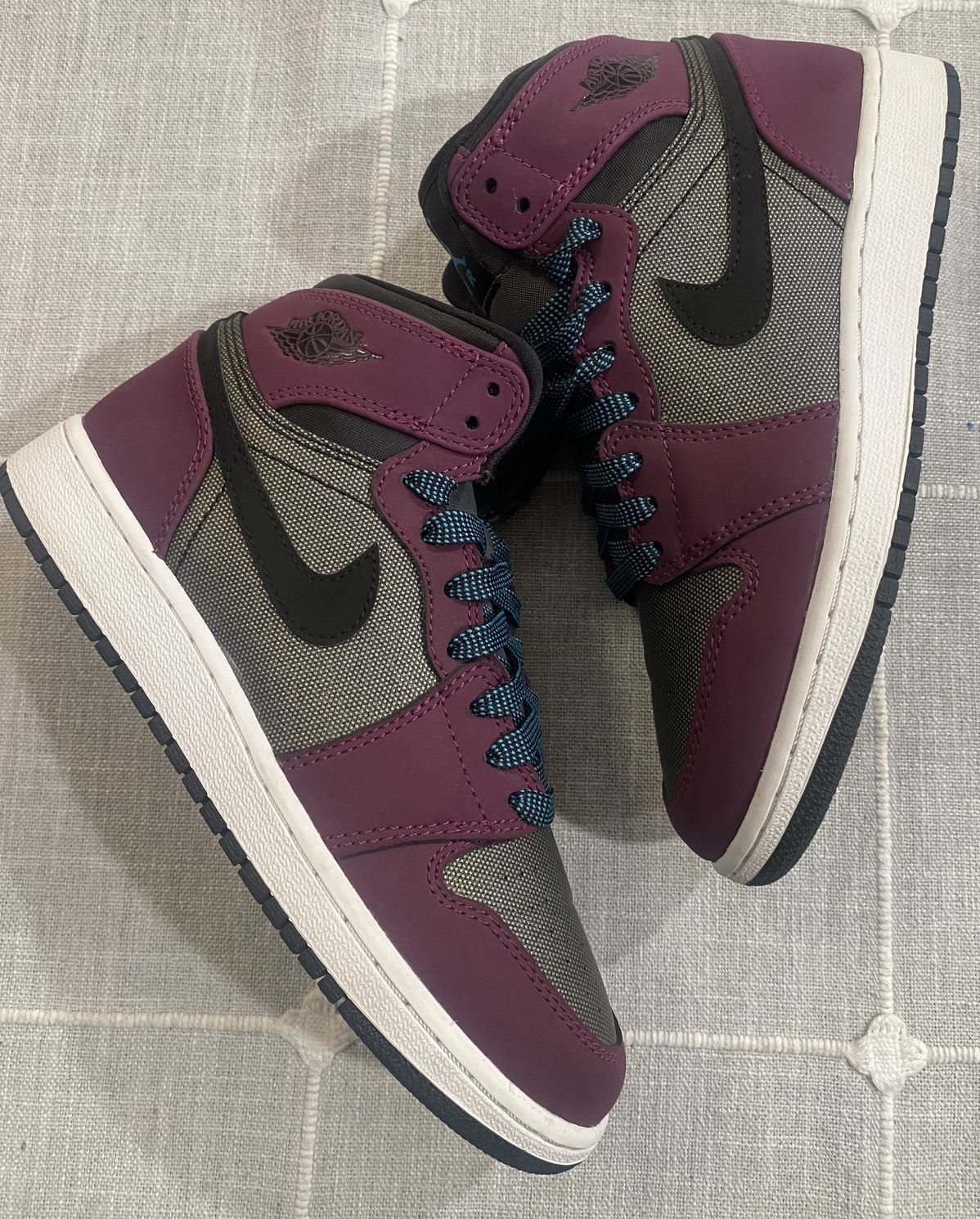 Jordan Brand Air Jordan Retro 1 Mulberry Gray Size US 5.5 / IT 35.5 - 1 Thumbnail