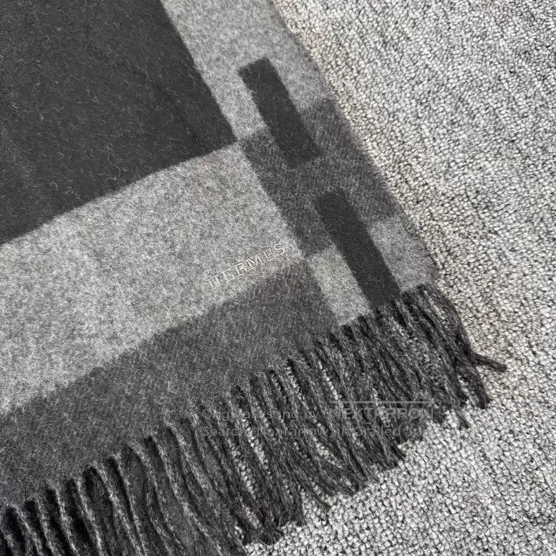 Hermes Hermes Black and Grey Color Blocked Cashmere Fringe Scarf Size ONE SIZE - 3 Thumbnail