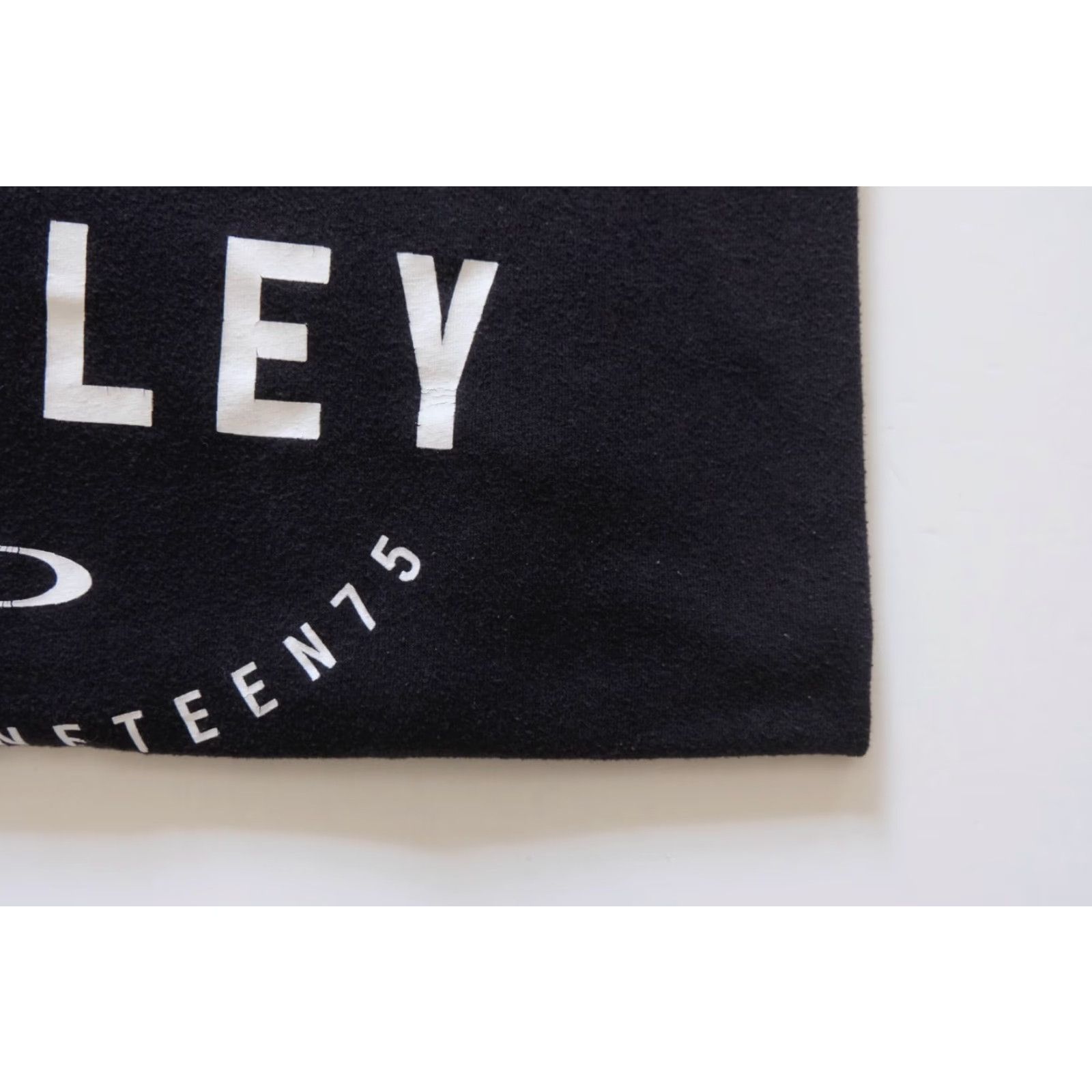 Oakley OAKLEY VTG Y2K RETRO 90s CORE ESSENTIAL LOGO GRAPHIC BLACK T SHIRT XL MEN Sz XL 22" PIT TO PIT 28" LENGTH Size US XL / EU 56 / 4 - 4 Thumbnail