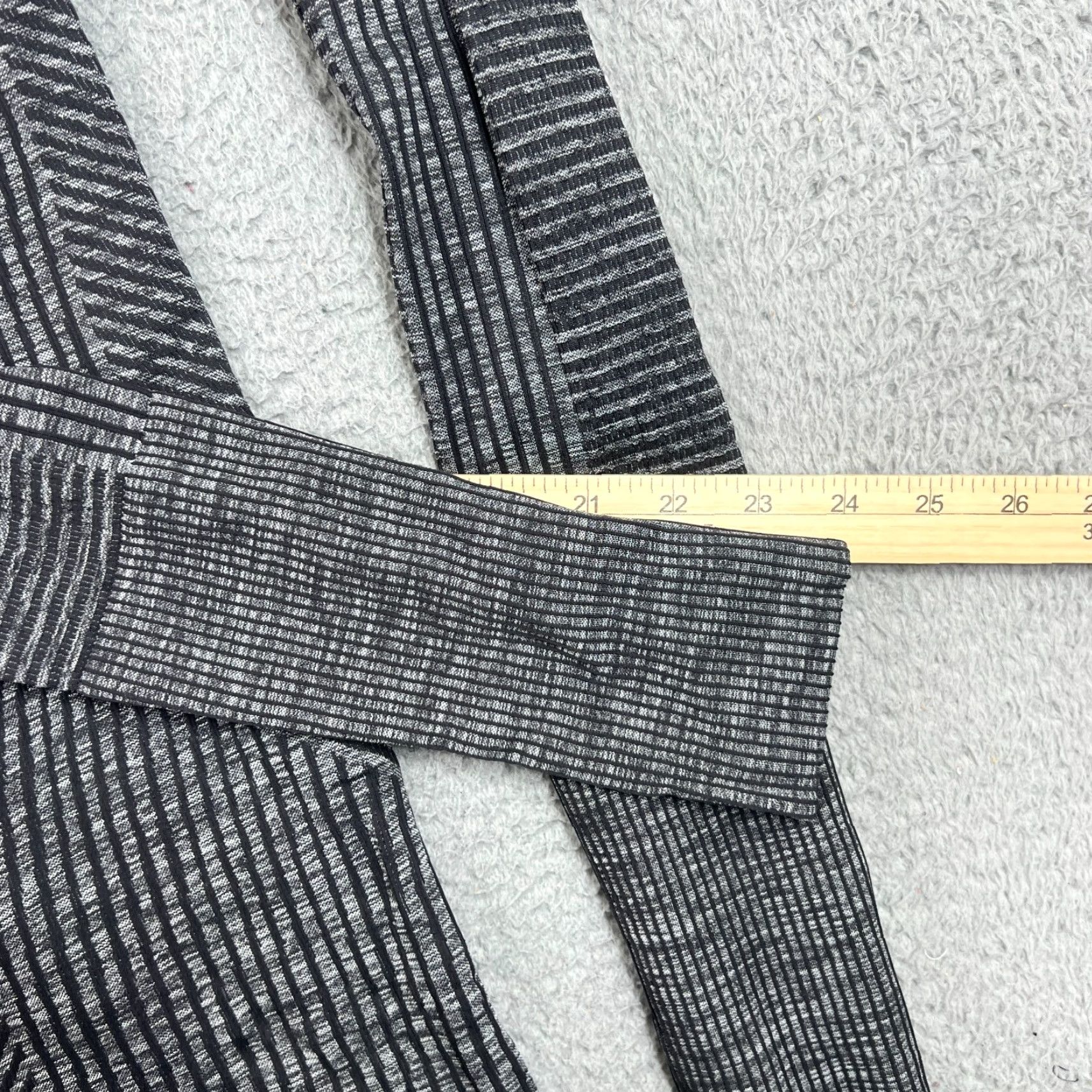 Lululemon Lululemon Womens Top Rest Less Black Pullover Crew Neck Athletic 6 - Activewear Shirt Style Size M / US 6-8 / IT 42-44 - 4 Thumbnail