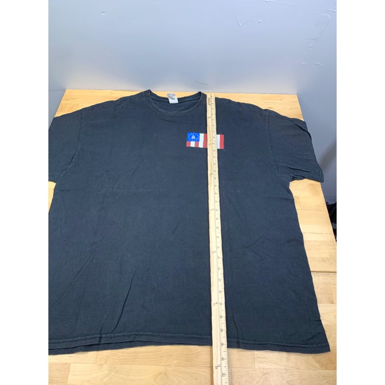 Gildan United States of America A History of Defiance Flag Shirt Mens 2XL Black Size US XXL / EU 58 / 5 - 5 Thumbnail