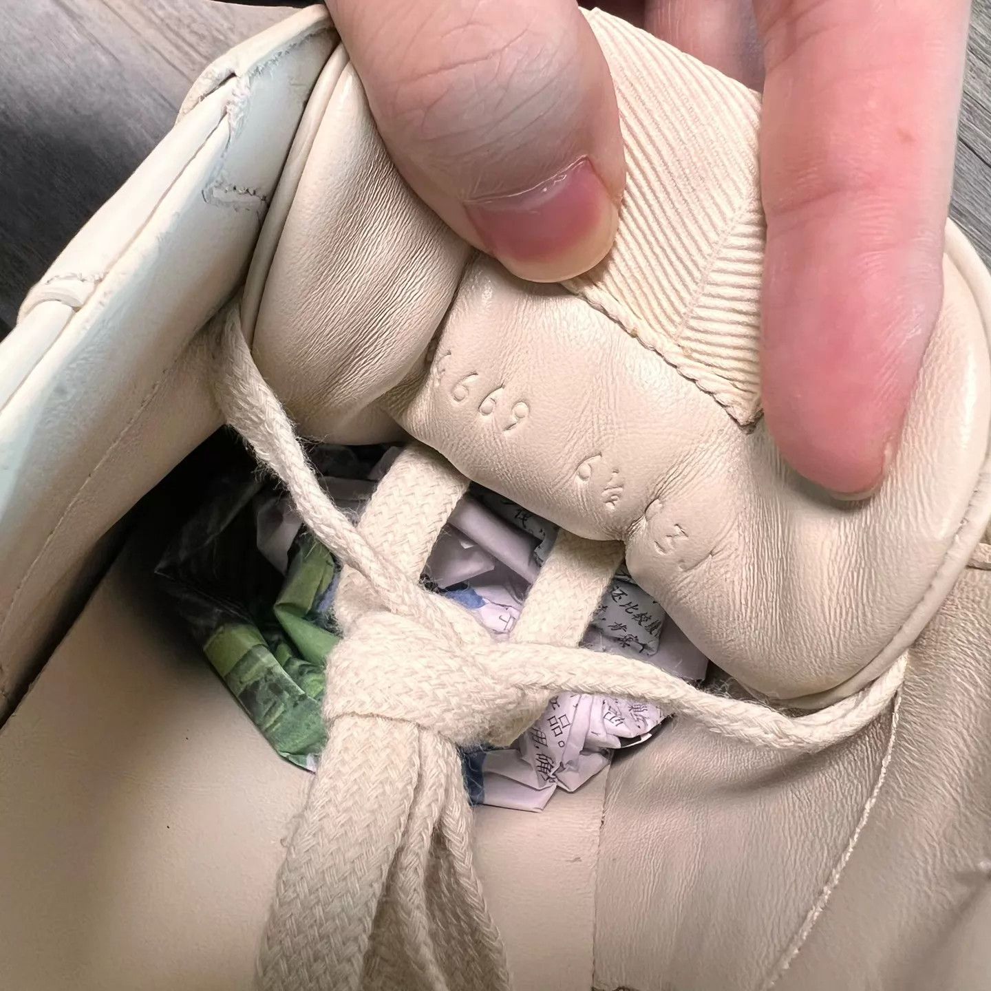 Gucci Gucci Rhyton Cartoon Flame Graphic Sneaker Off-White Size US 7.5 / EU 40-41 - 8 Thumbnail