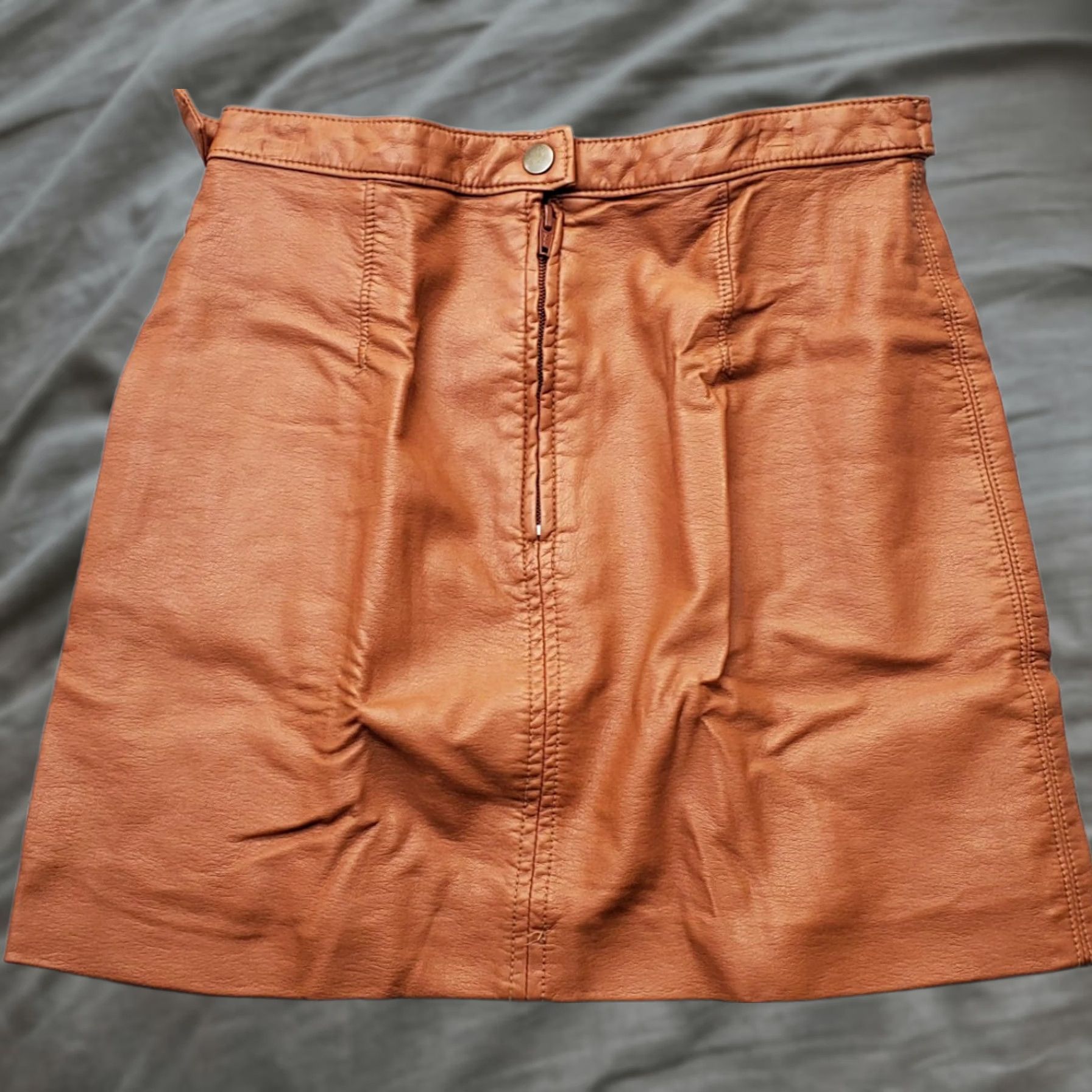 Free People Free People Skirt Women Size 0 Mini Faux Leather Lined Zip Slit Tan Brown 90s? Size 25" / US 0 / IT 36 - 1 Thumbnail