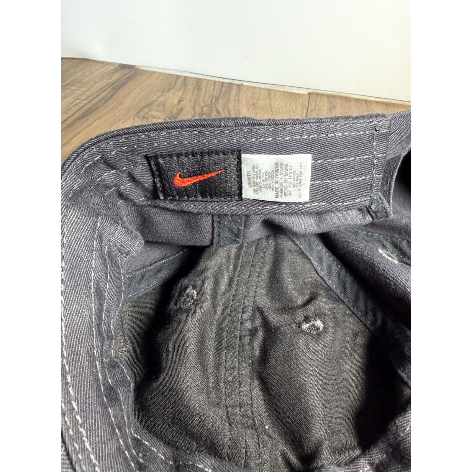 Nike VINTAGE Nike Hat 6 Panel Black Strap Back Cotton Small Red Swoosh 90s Cap Mens Womens Unisex Adults Size ONE SIZE - 6 Thumbnail