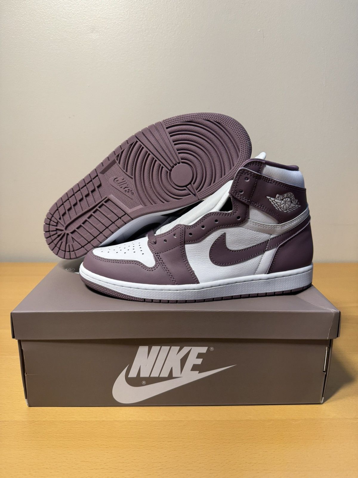 Nike 'MAUVE' NIKE AIR JORDAN 1 RETRO HIGH OG Size US 10 / EU 43 - 7 Thumbnail