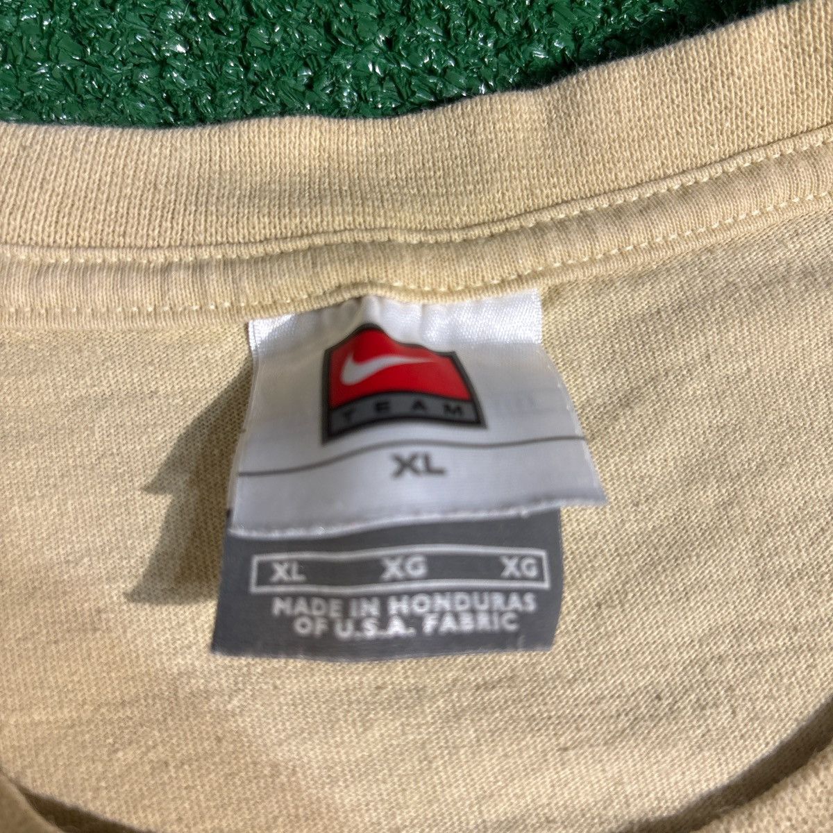 Nike Vintage 2005 Nike Center Swoosh Purdue Football Tee Size XL Size US XL / EU 56 / 4 - 5 Thumbnail